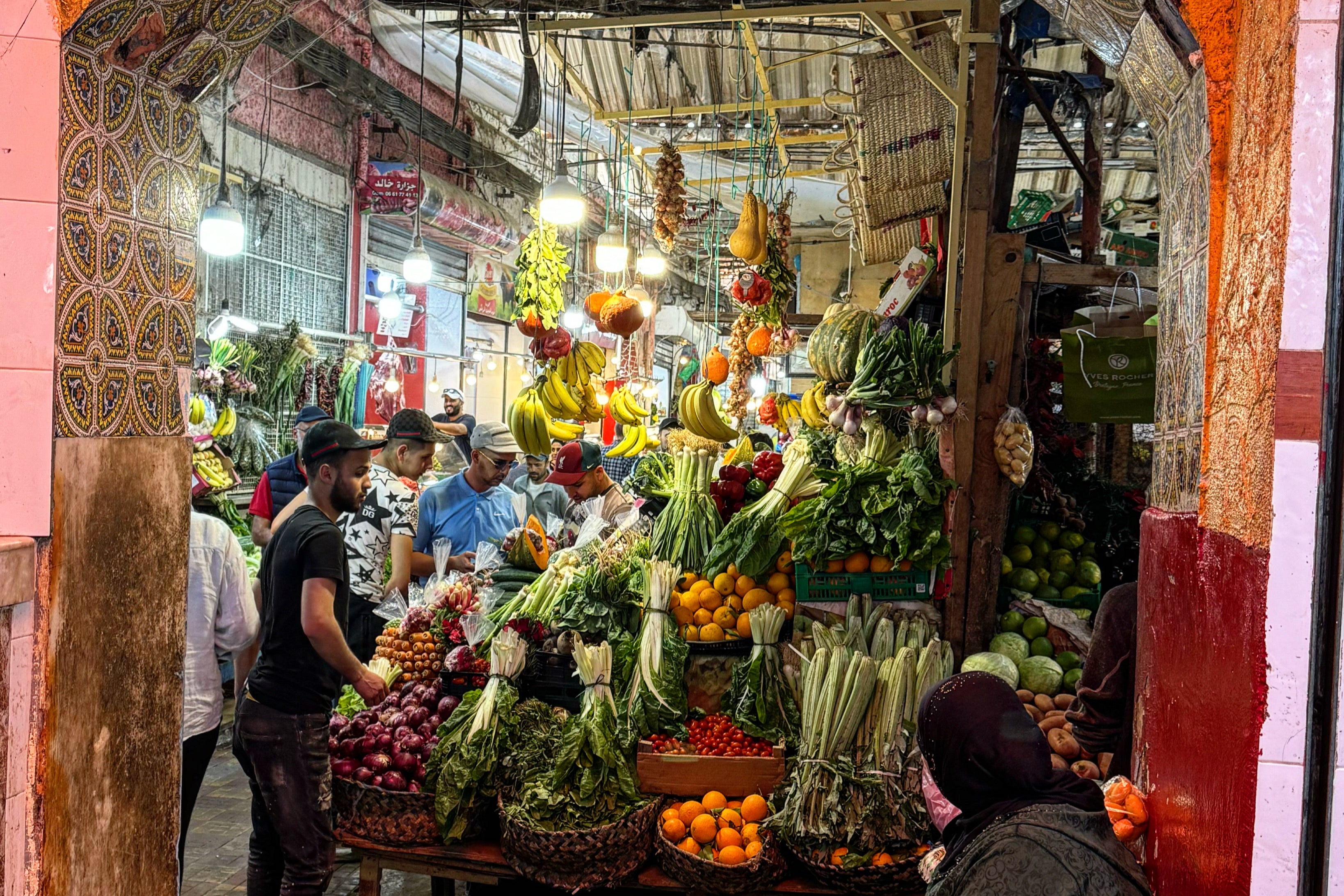 Visite o mercado de frutas e vegetais em busca de queijo de cabra e azeitonas com pimenta