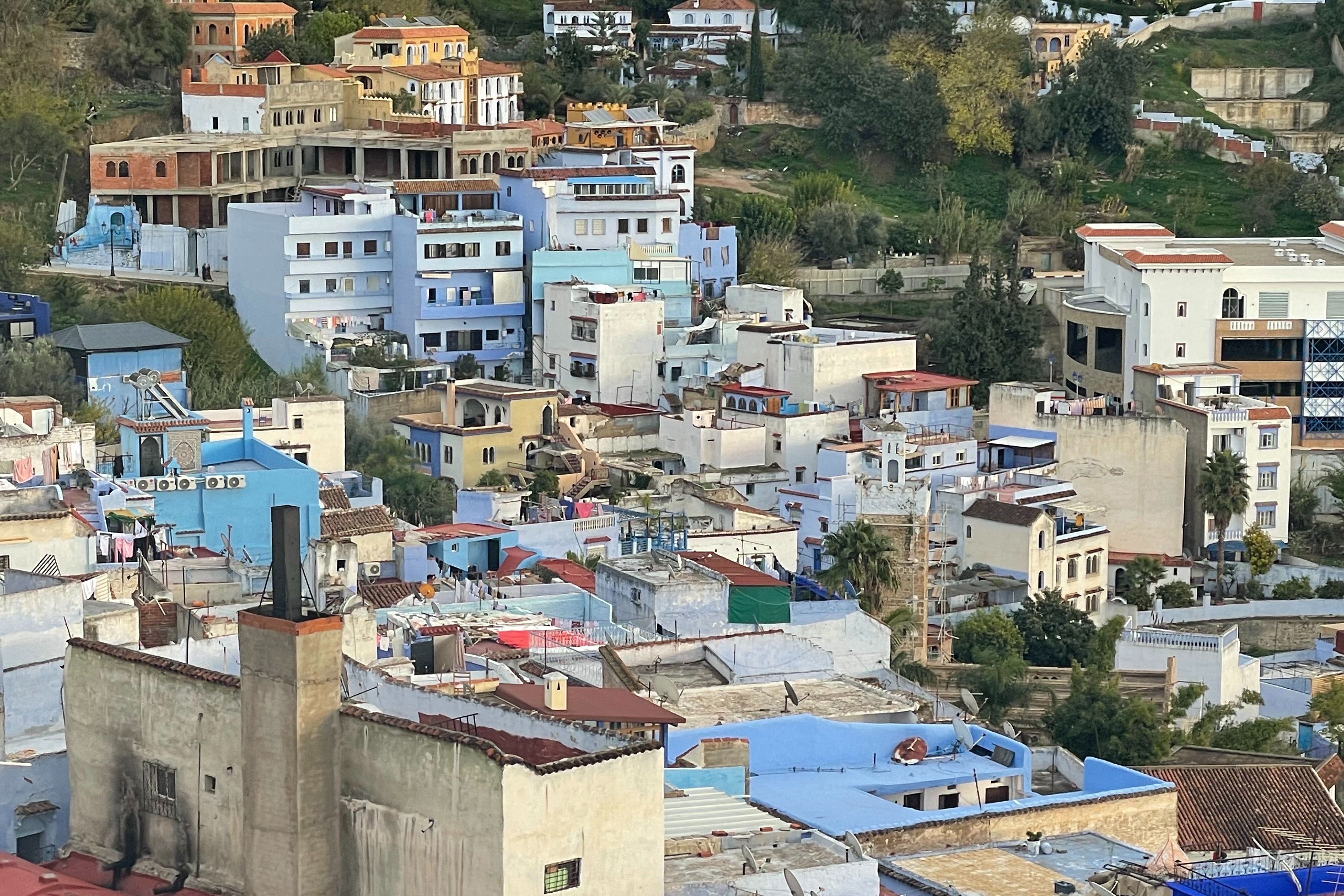 As casas de Chefchaouen são pintadas em uma paleta de azuis