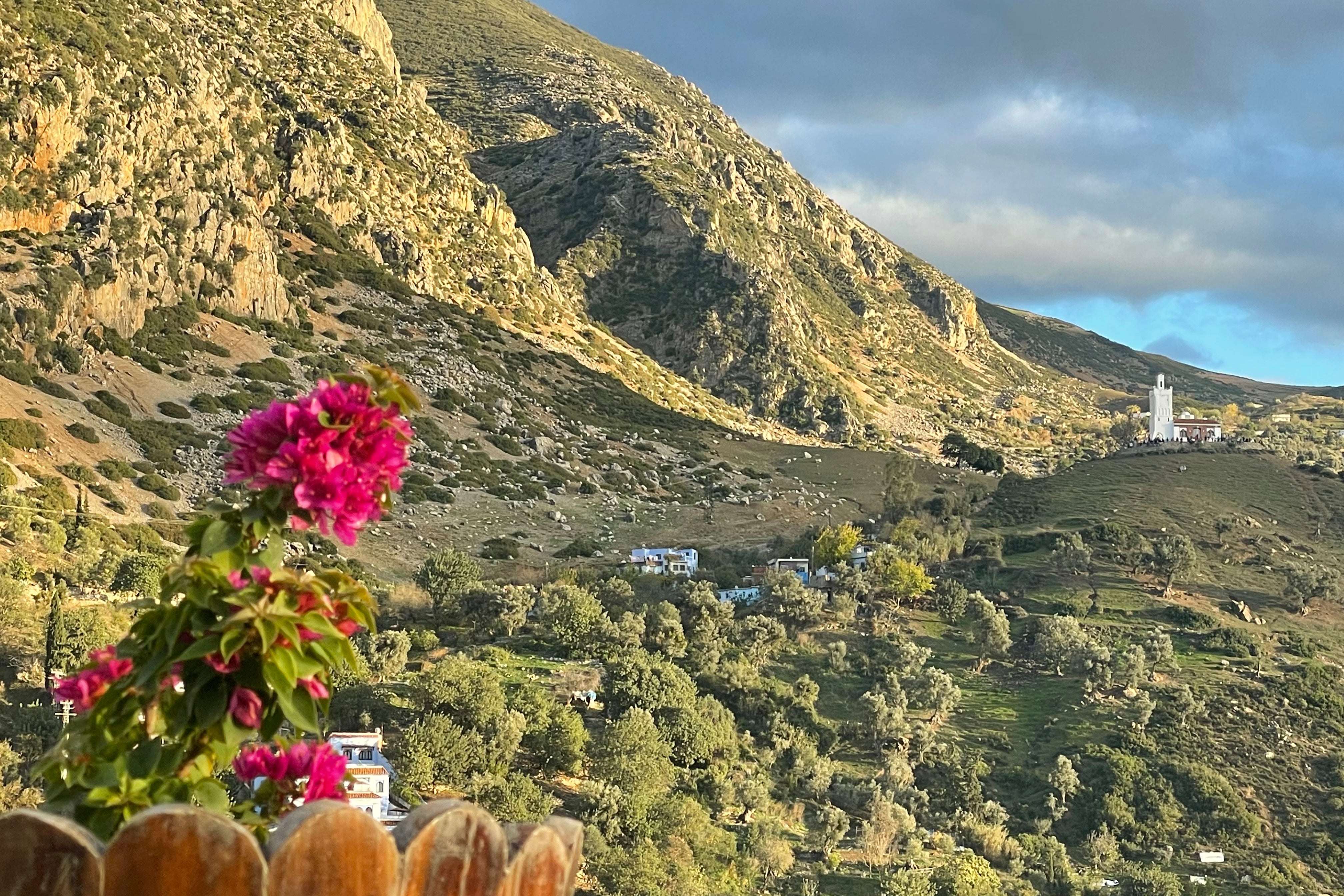 Há vistas de Chefchaouen a partir da Mesquita Espanhola