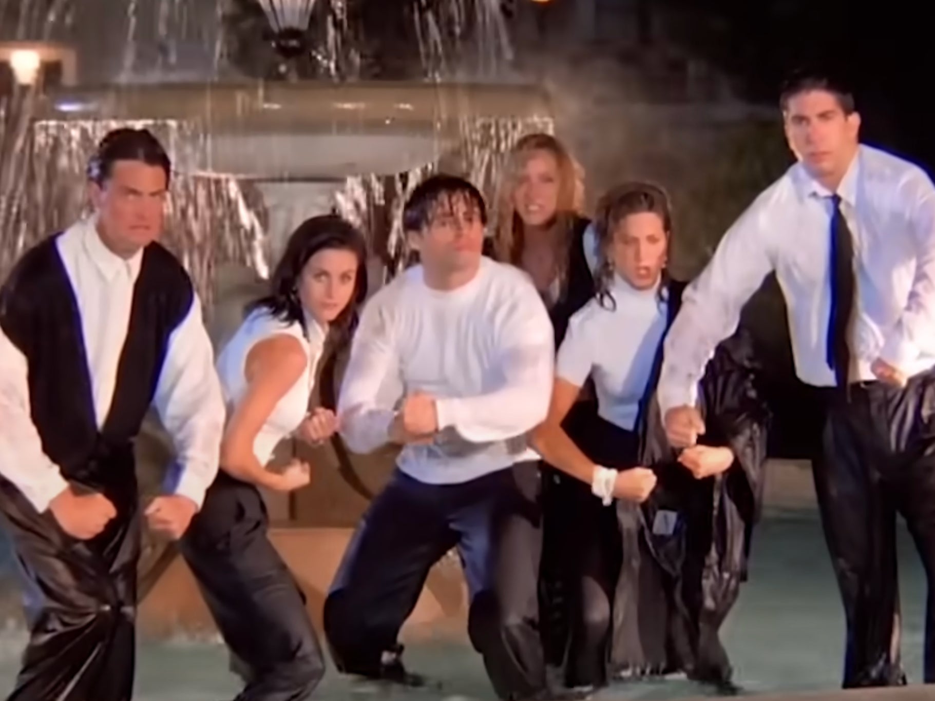 O elenco de Friends era conhecido por dançar em uma fonte durante os créditos de abertura. Mas agora, os criadores do programa estão revelando dificuldades quando querem refazer a cena anos depois