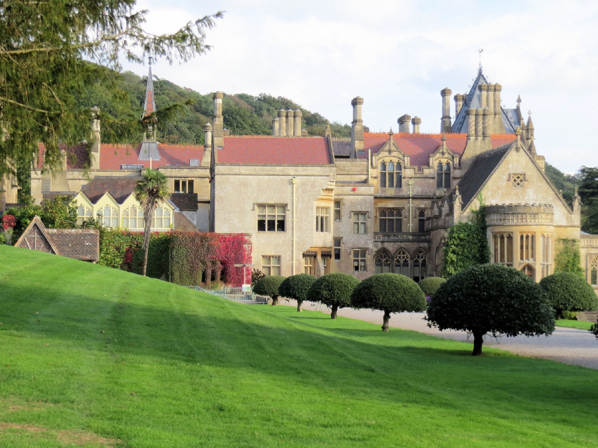 Depois de explorar a casa Tyntesfield, há três parques infantis nos jardins