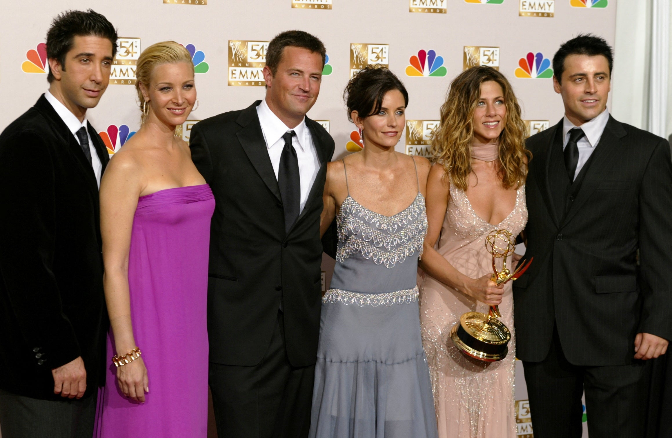 O elenco de Friends (retratado em 2022) estava ganhando US$ 1 milhão por episódio no final da temporada popular do programa