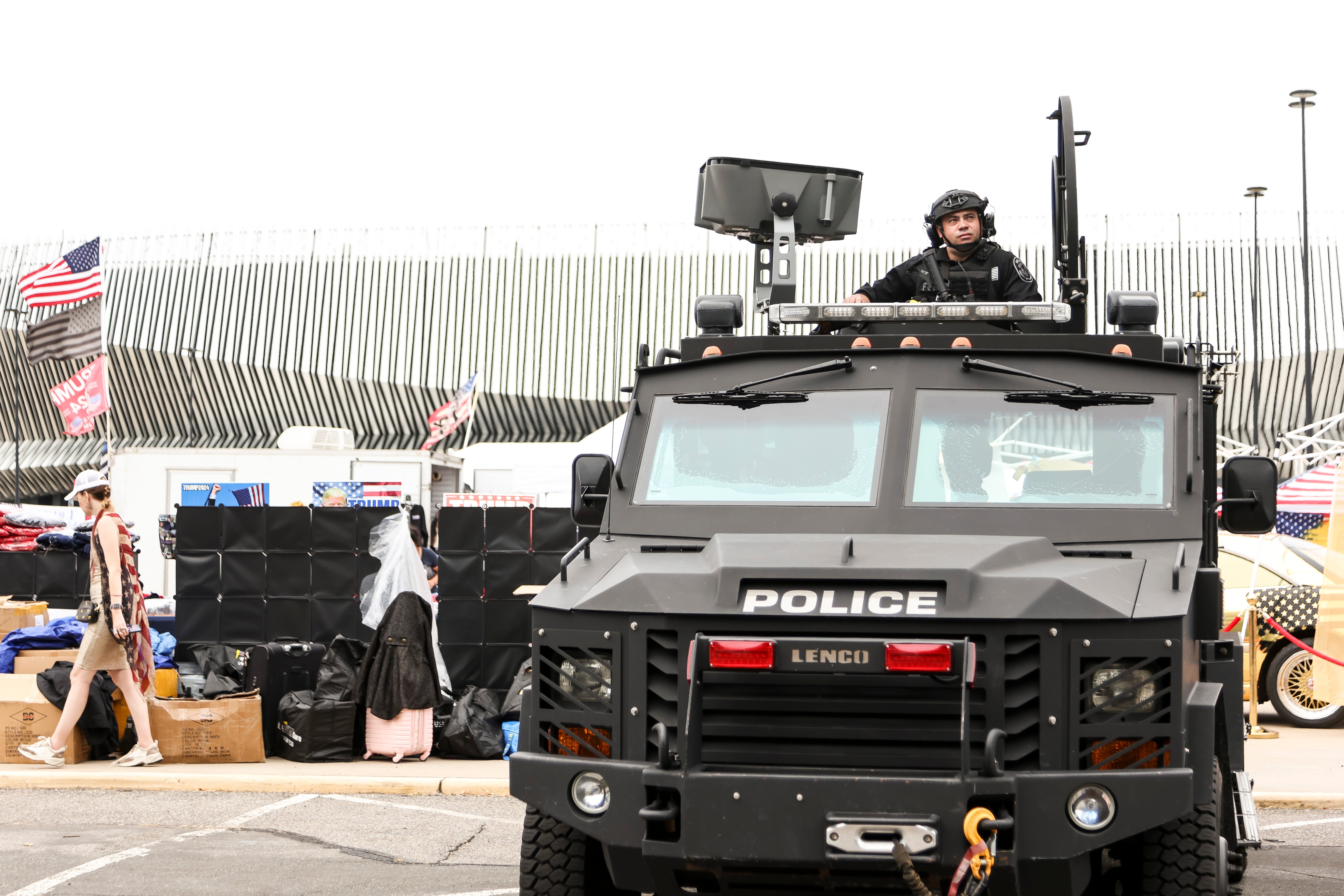 Policiais do Condado de Nassau, Nova York, prestando segurança antes de um comício de campanha do candidato presidencial republicano e ex-presidente Donald J. Trump no Nassau Veterans Memorial Coliseum em Uniondale, Nova York