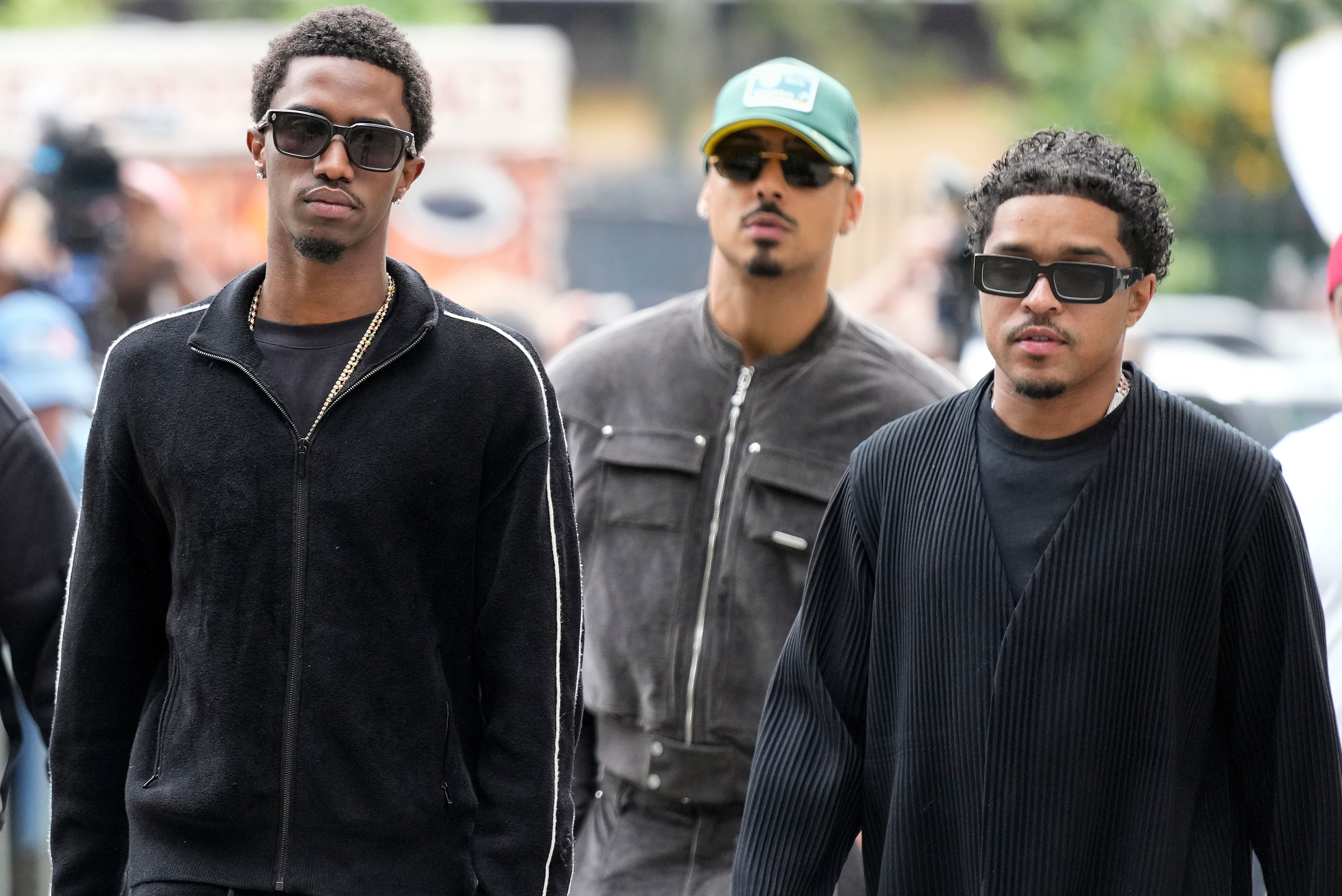 King Combs, Quincy Brown e Justin Dior Combs (da esquerda para a direita) no tribunal federal para a audiência de fiança de seu pai em 17 de setembro em Nova York