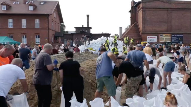 <p>Volunteers create human chain to distribute sandbags along Poland's Oder river</p>