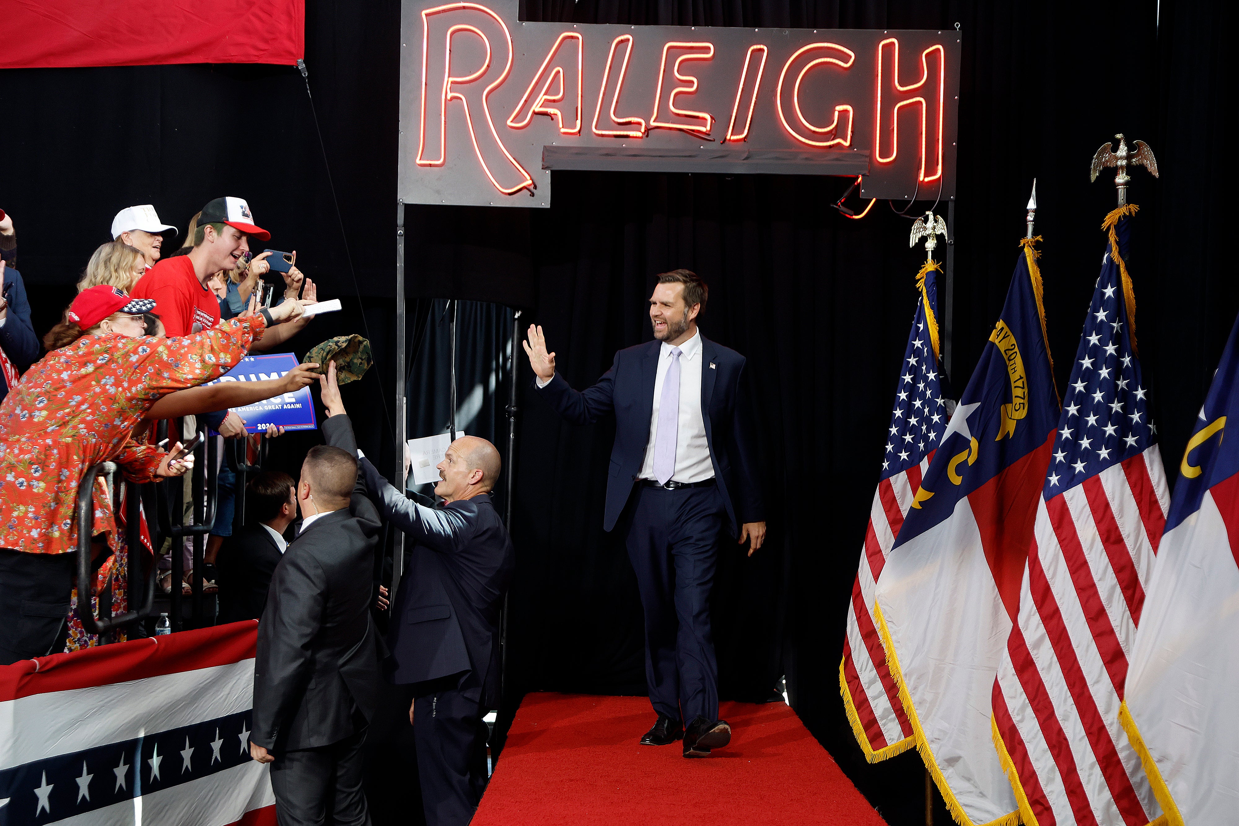 JD Vance now forces journalists to become part of his show at rallies ...