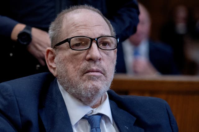 <p>Harvey Weinstein comparece en un tribunal en Nueva York el 18 de septiembre. El antiguo magnate de Hollywood se declaró inocente de un nuevo cargo de agresión sexual en su contra</p>