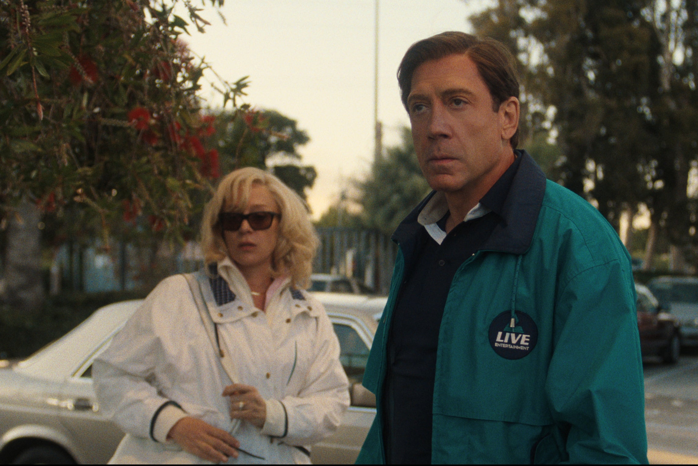 Chloë Sevigny como Kitty Menendez e Javier Bardem como Jose Menendez em Monstros