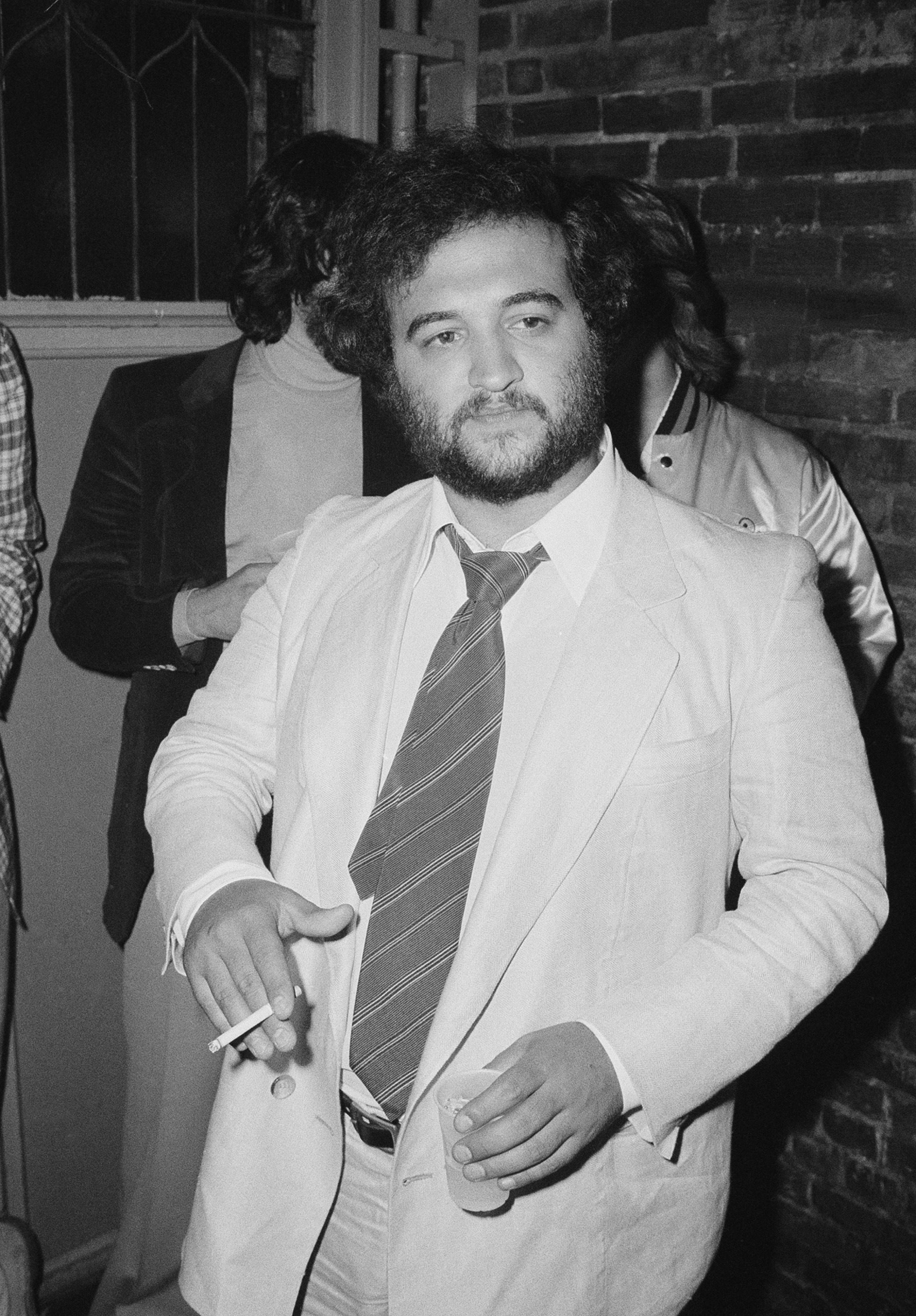 At the height of his fame, thanks to his appearances of Saturday Night Live as well as films to strike Animal House and the Blues Brothers, John Belushi died of an overdose of drugs after having taken a cocktail of heroin and cocaine known as 