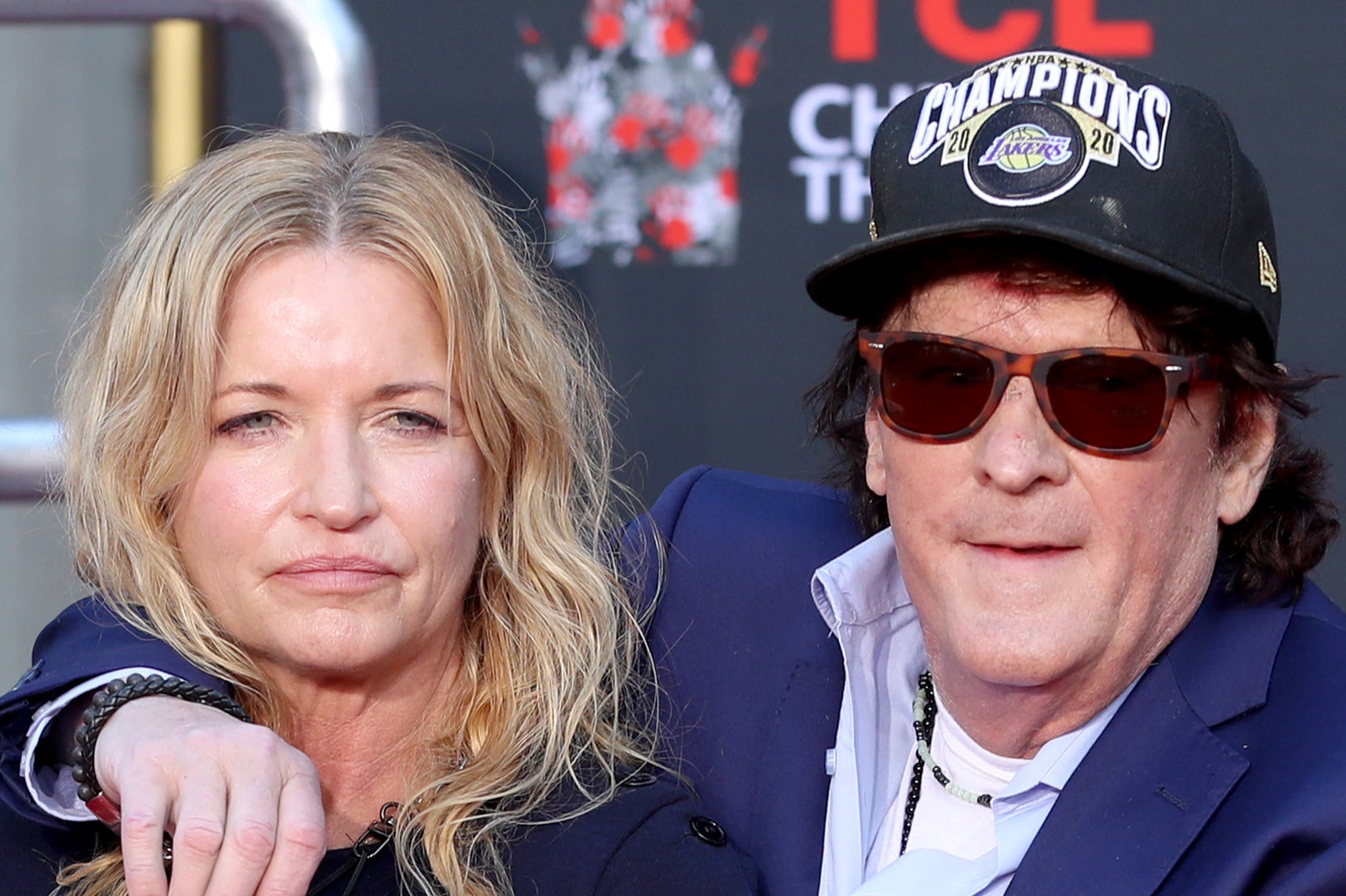 DeAnna e Michael Madsen participam da cerimônia de mãos e pegadas do ator no Chinese Theatre de Hollywood em 2020