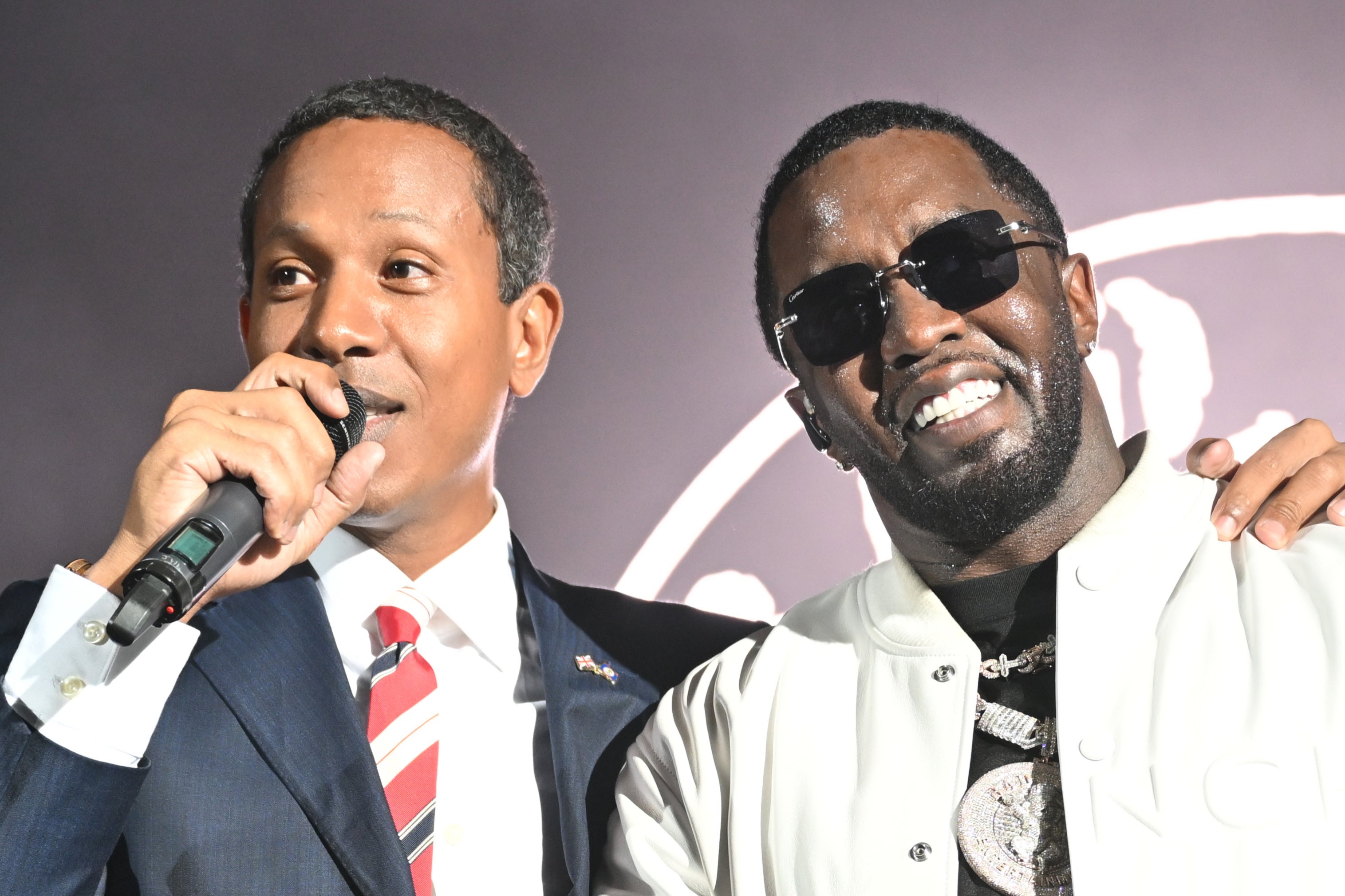 Shyne e Sean 'Diddy' Combs no palco em Londres em 2023