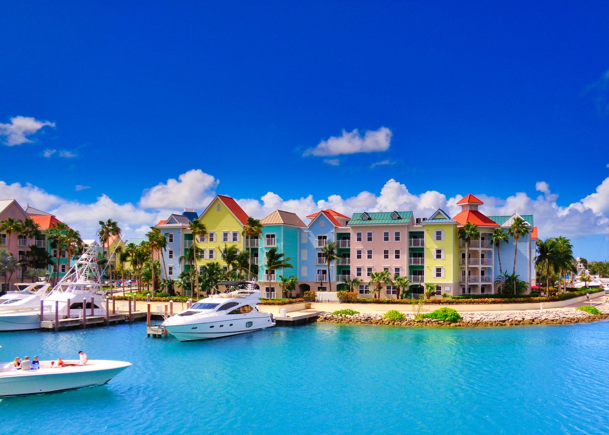 Casas em tons pastéis em Nassau, capital das Bahamas