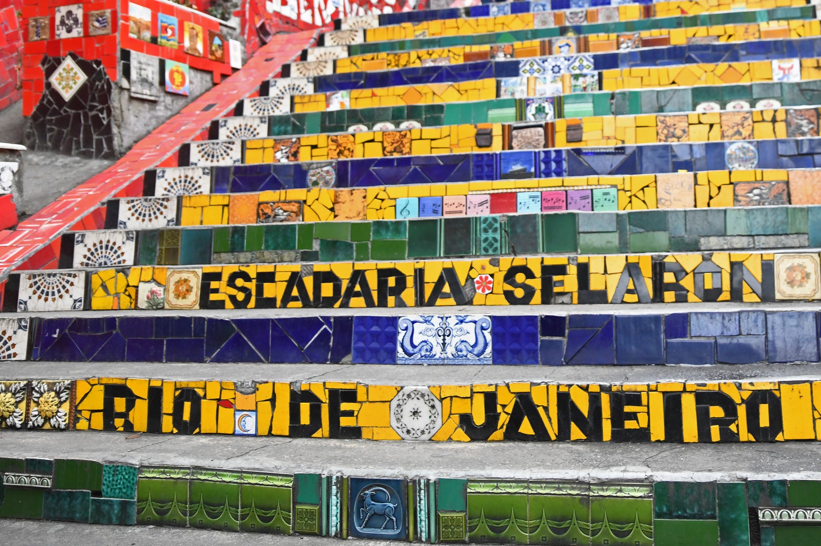 A Escadaria Selarón foi criada pelo artista chileno Jorge Selarón e se consolidou como um marco do Rio de Janeiro