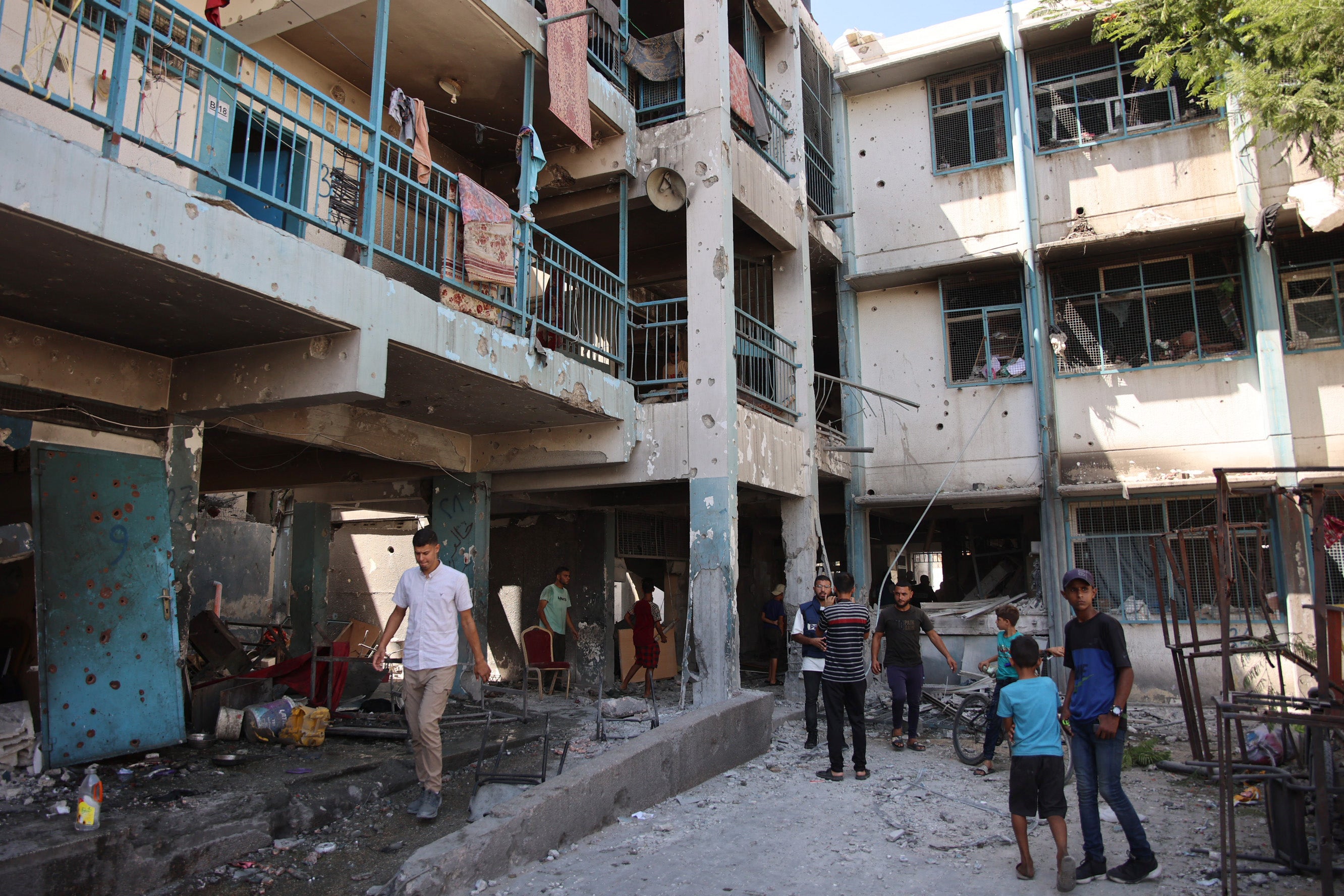 Vista esterna della scuola di Gaza City, dove si stavano rifugiando i palestinesi sfollati