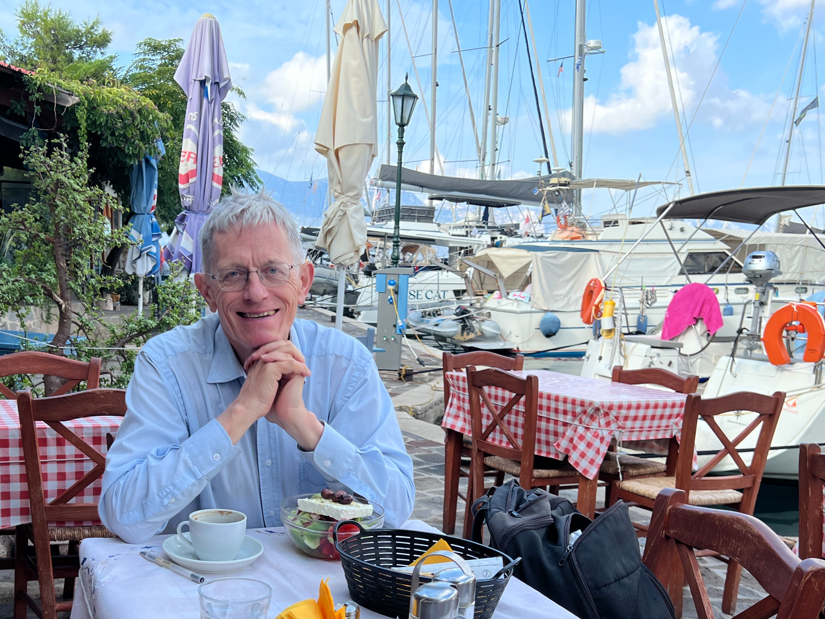 Pausa do dia: Simon Calder tomando café da manhã no porto pesqueiro grego de Vathi