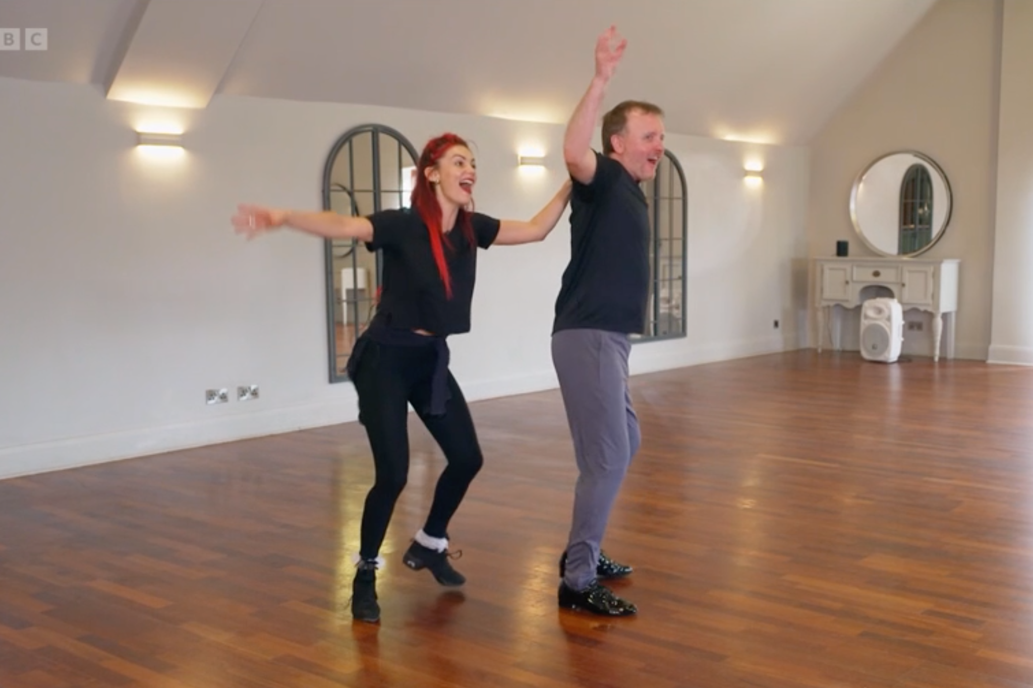 Chris McCausland e Dianne Buswell treinando em 'Strictly Come Dancing'