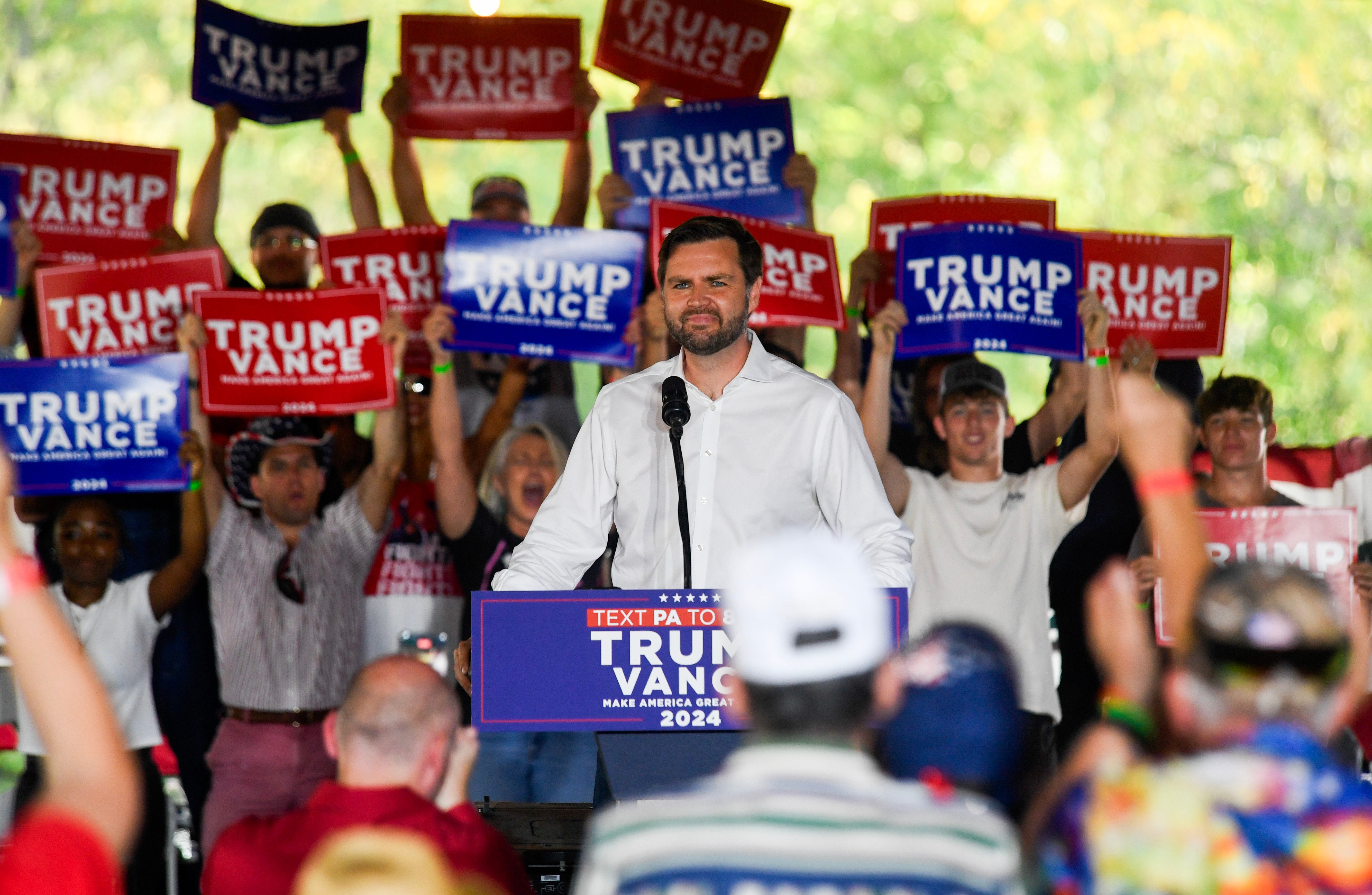 Vance speaks to supporters in Leesport, Pennsylvania before appearing with Tucker Carlson live on Saturday night