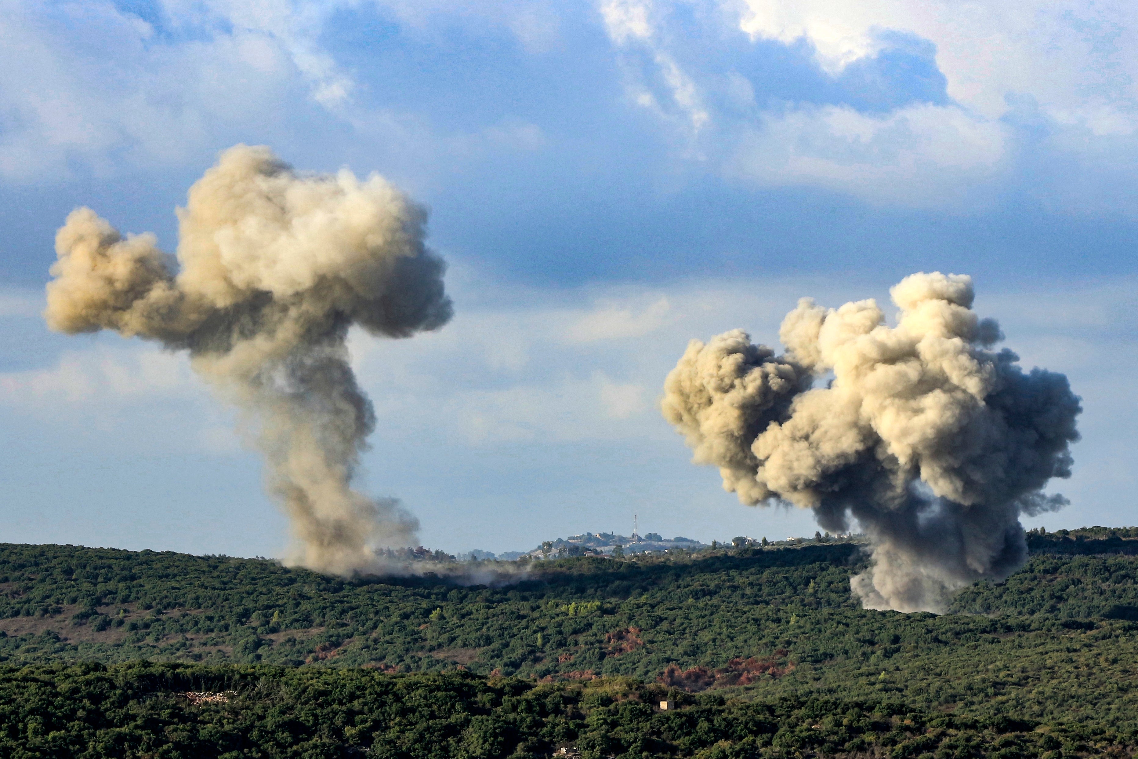 Pennacchi di fumo si alzano nel sud del Libano dopo gli intensi bombardamenti da parte dell'esercito israeliano