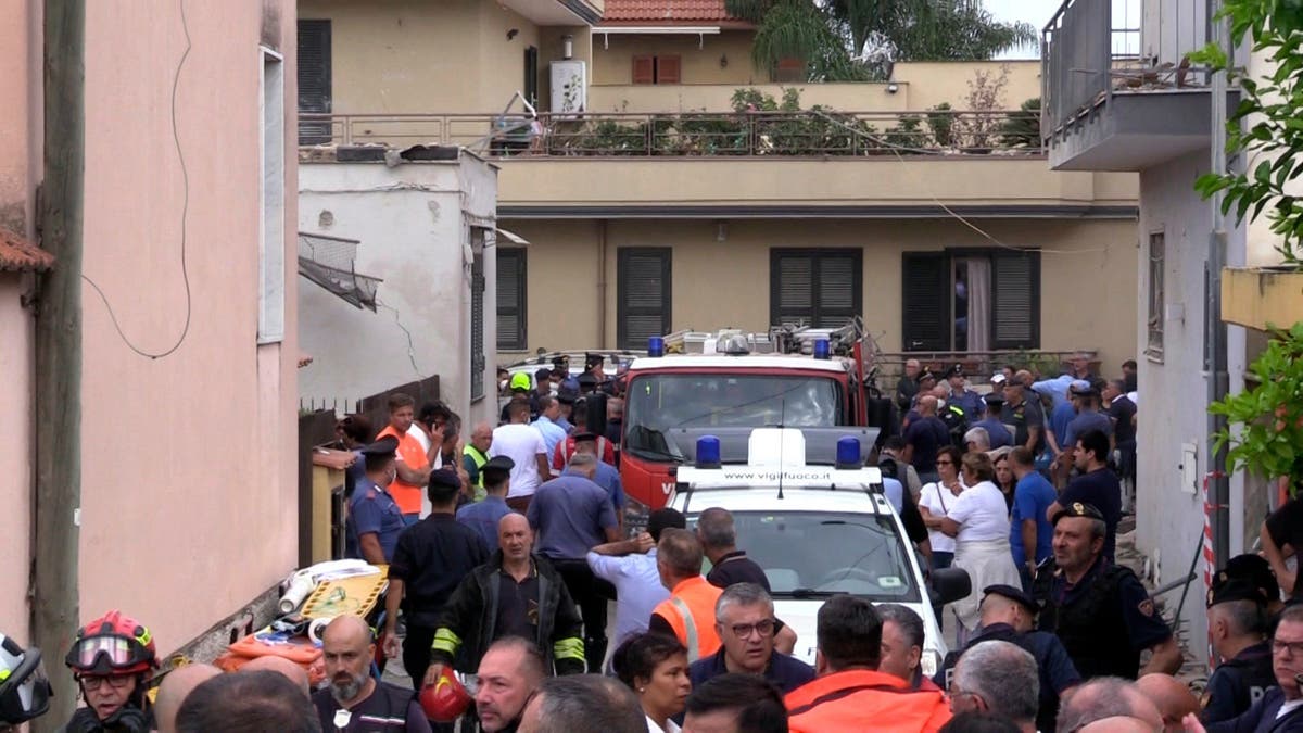 Building collapse in Naples leaves 2 siblings dead and mother and another ...
