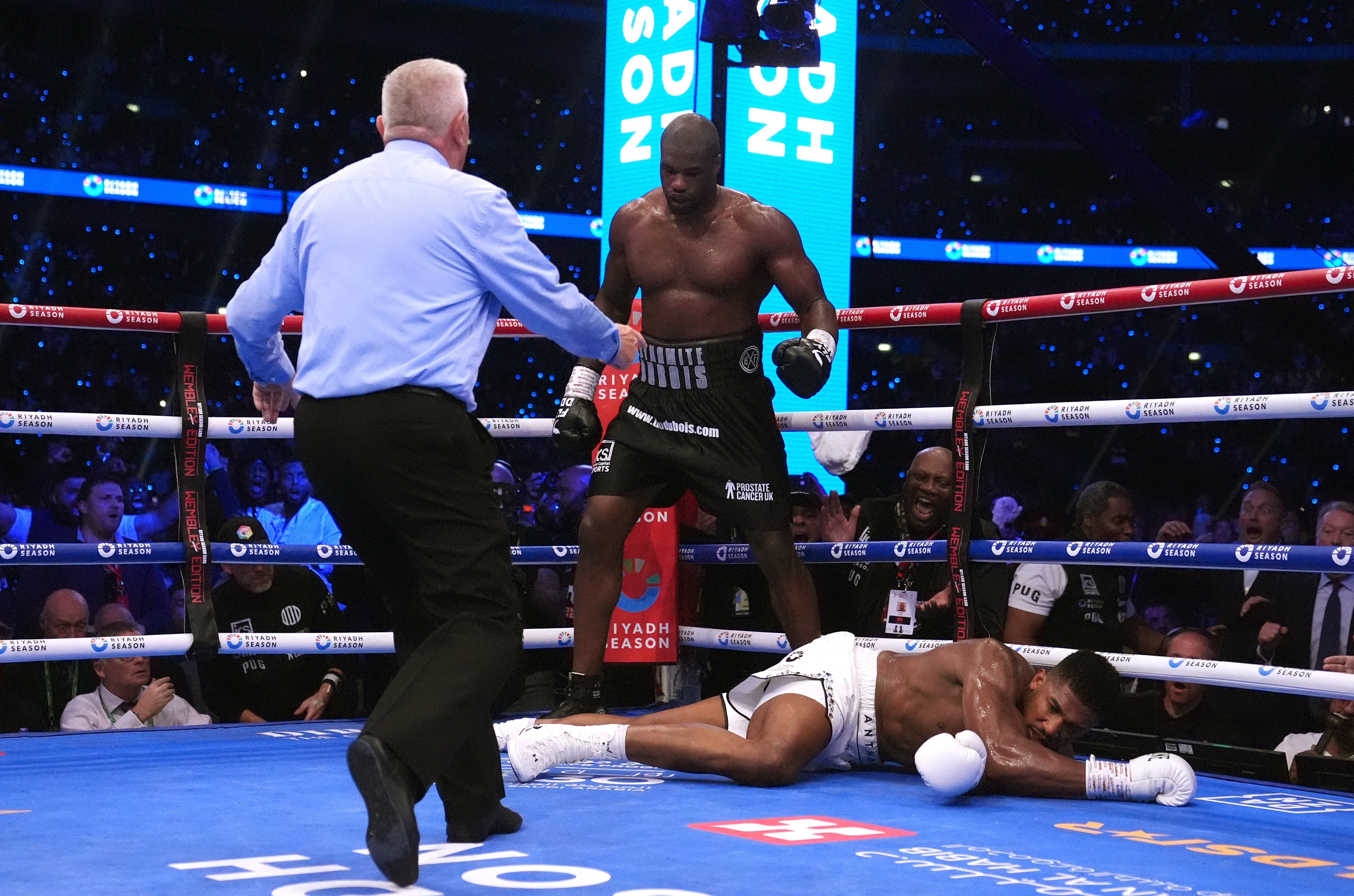 Anthony Joshua (abaixo) durante sua derrota em setembro para Daniel Dubois