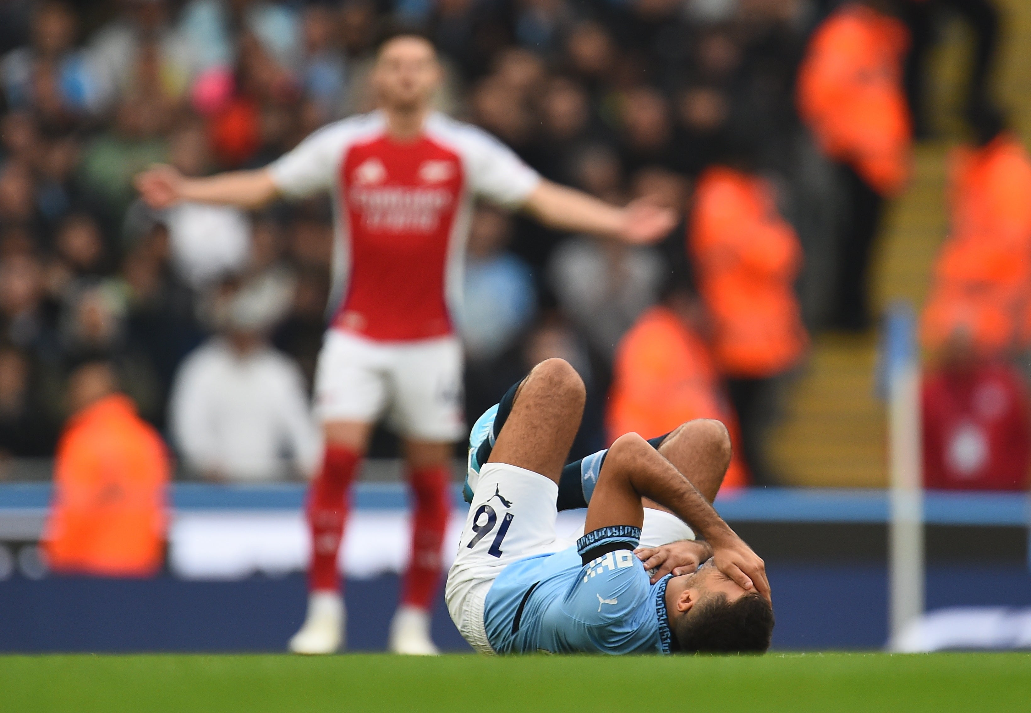 Rodri goes down with a concerning injury against Arsenal