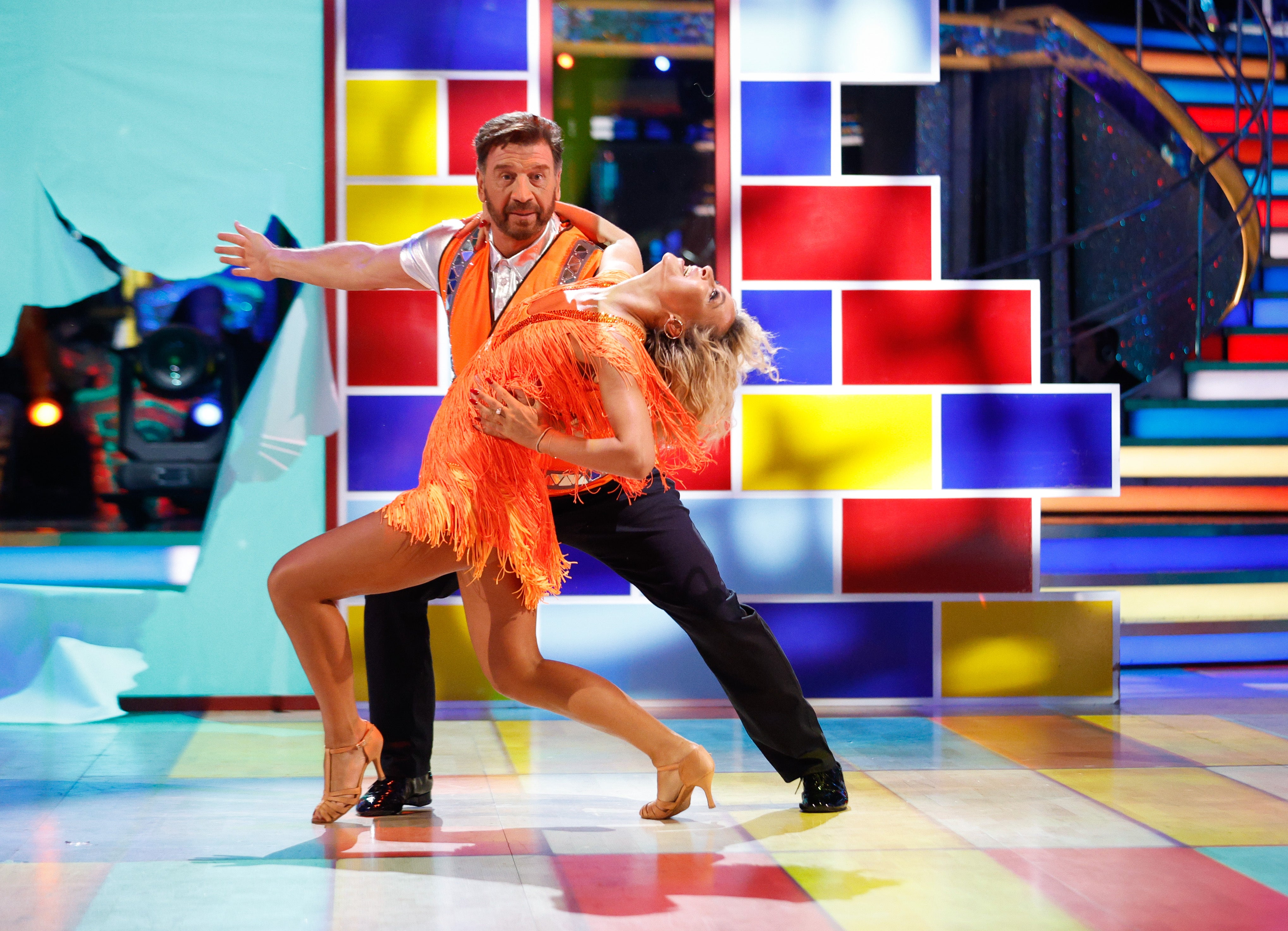 Nick Knowles dançando com a parceira do Strictly, Luba Mushtuk