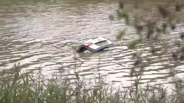 <p>Bedfordshire floods: Cars completely swamped after A421 dual carriageway submerged in water.</p>