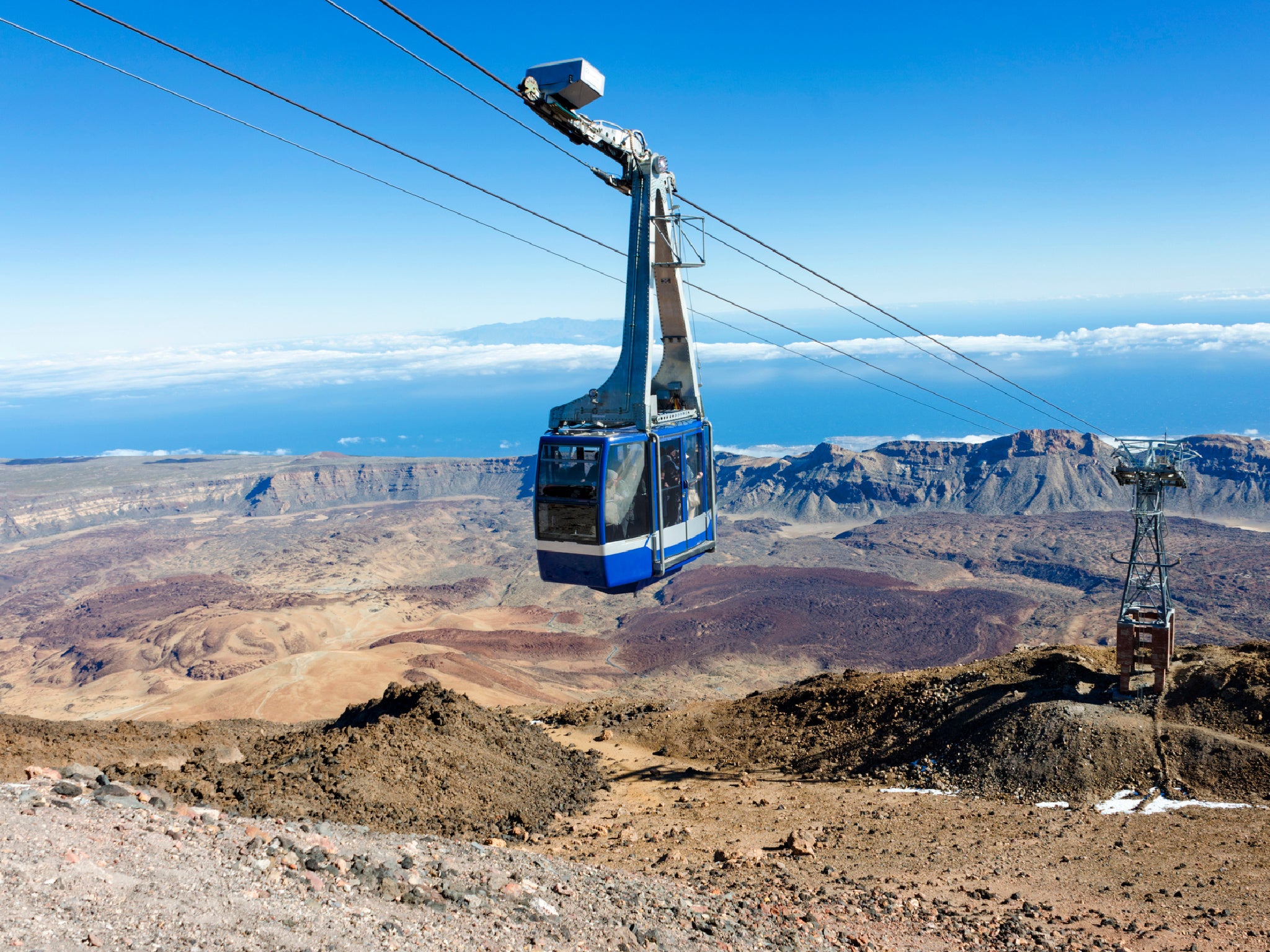 Un teleférico ofrece una ruta fácil hasta la cima del Teide