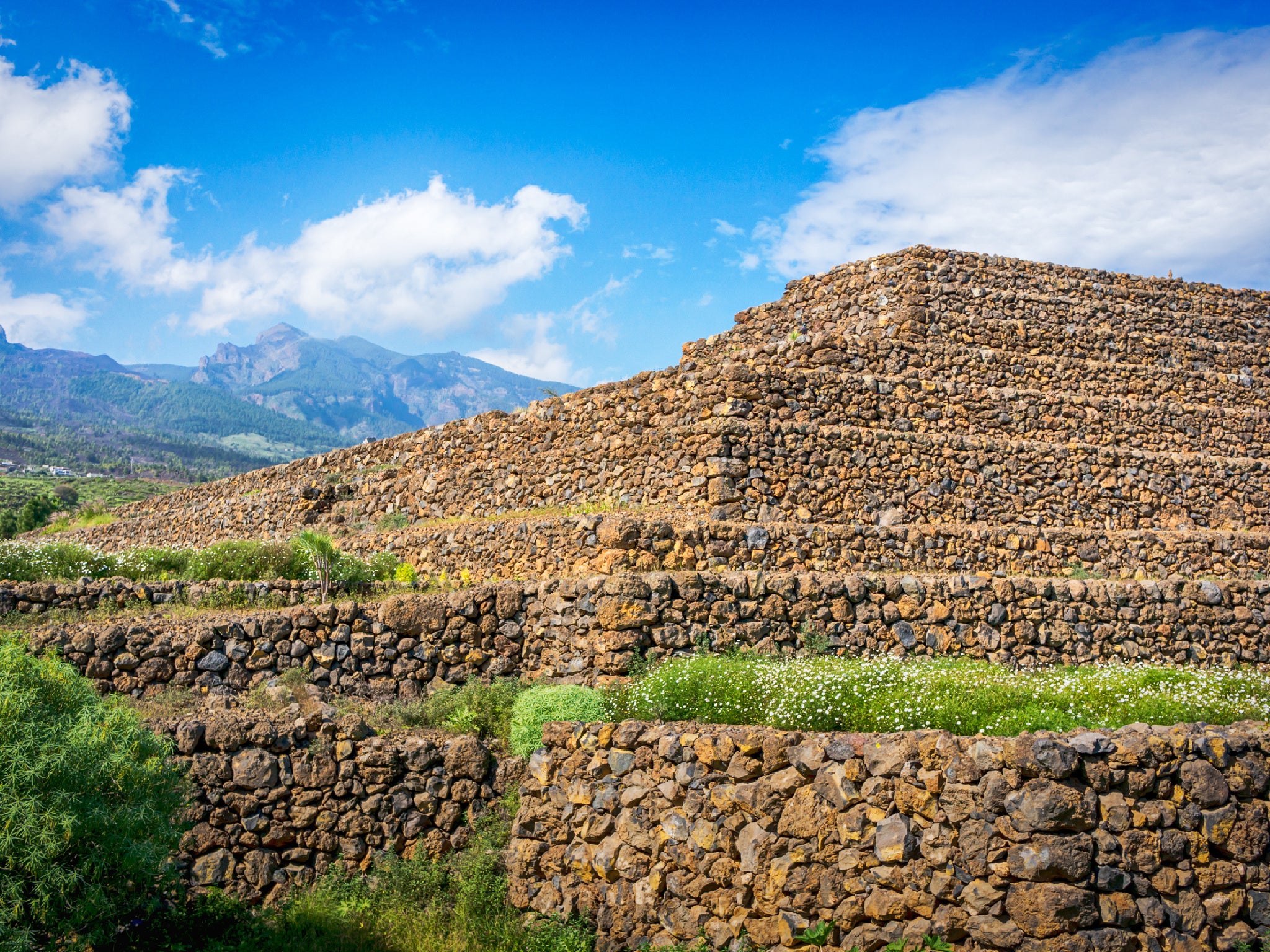 Seis pirámides están agrupadas y sus orígenes no están claros