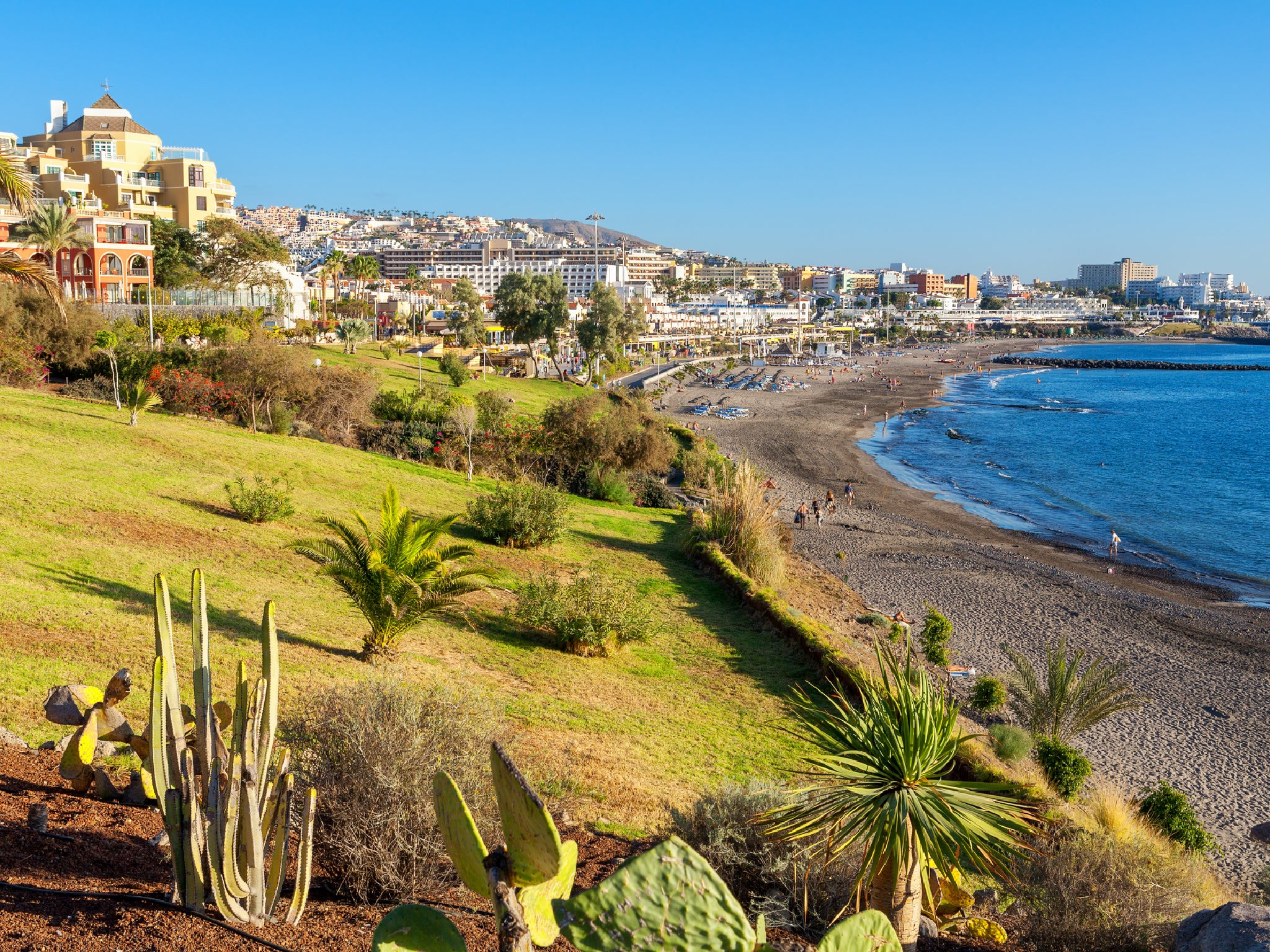 Playa Fãnabé cuenta con instalaciones familiares y aguas tranquilas.