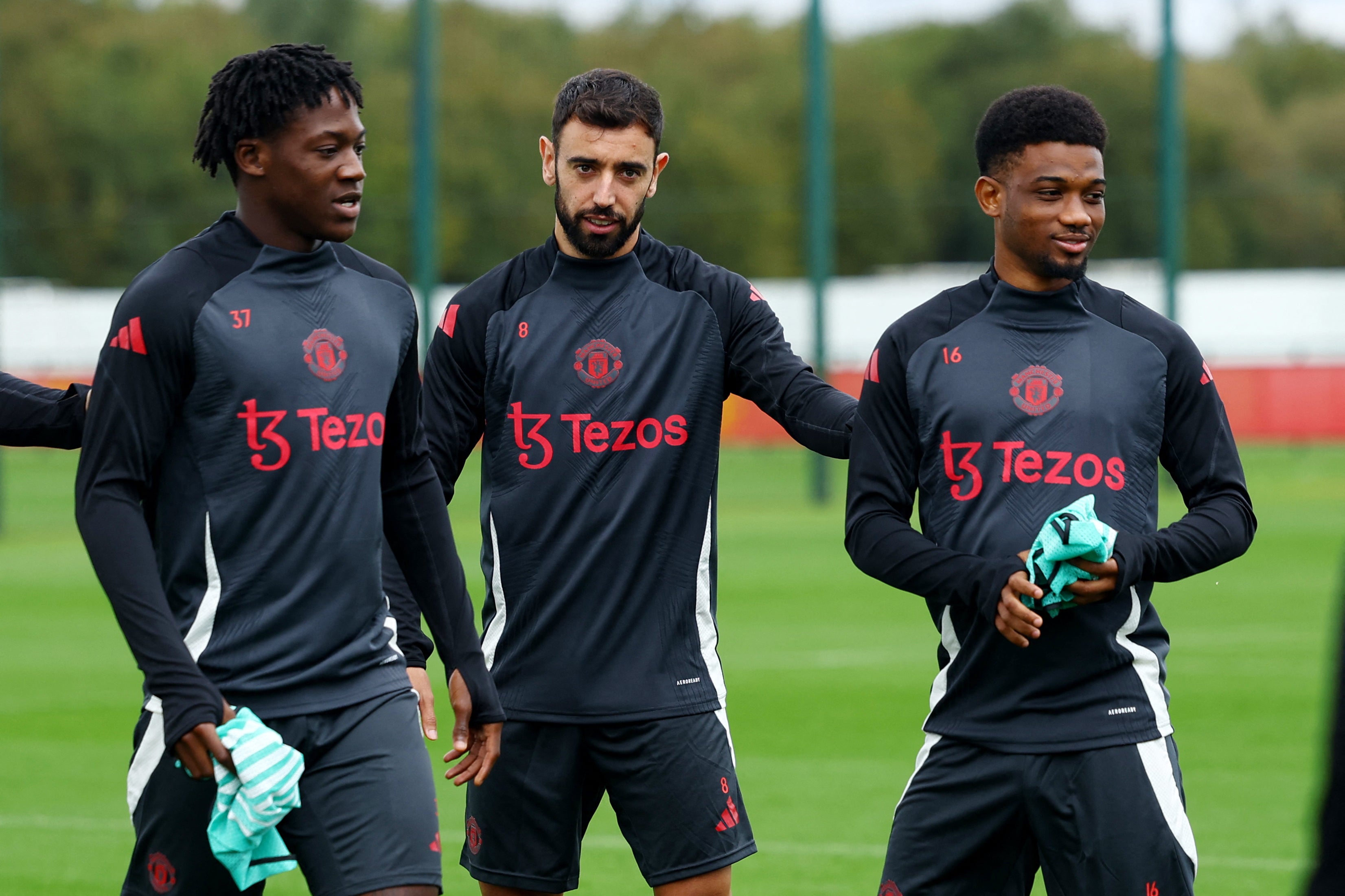 Kobbie Mainoo, Bruno Fernandes y Amad Diallo del Manchester United en el entrenamiento