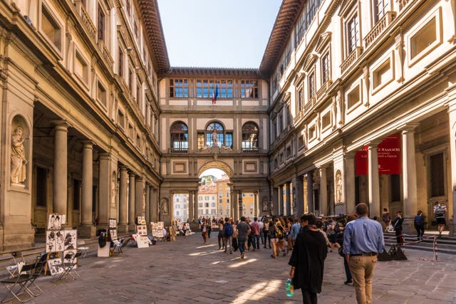 <p>Piazzale degli Uffizi is one of the four streets </p>