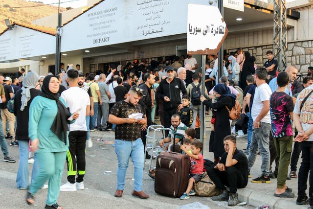 <p>People fleeing Israeli bombings in Lebanon at the Syrian border </p>