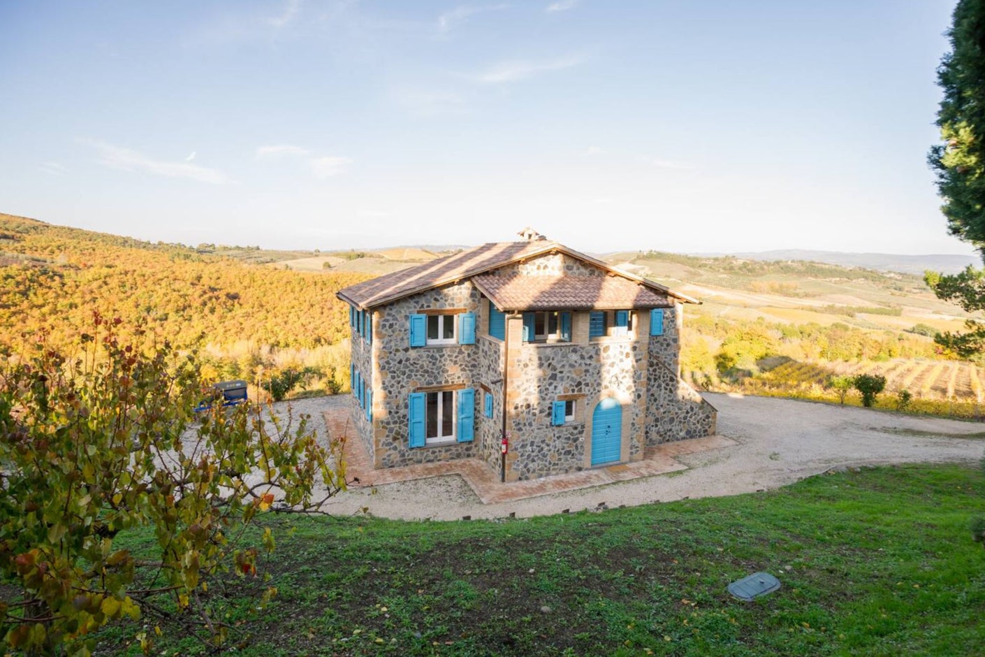 This five-guest country house has a terrace overlooking the rolling vineyard hills