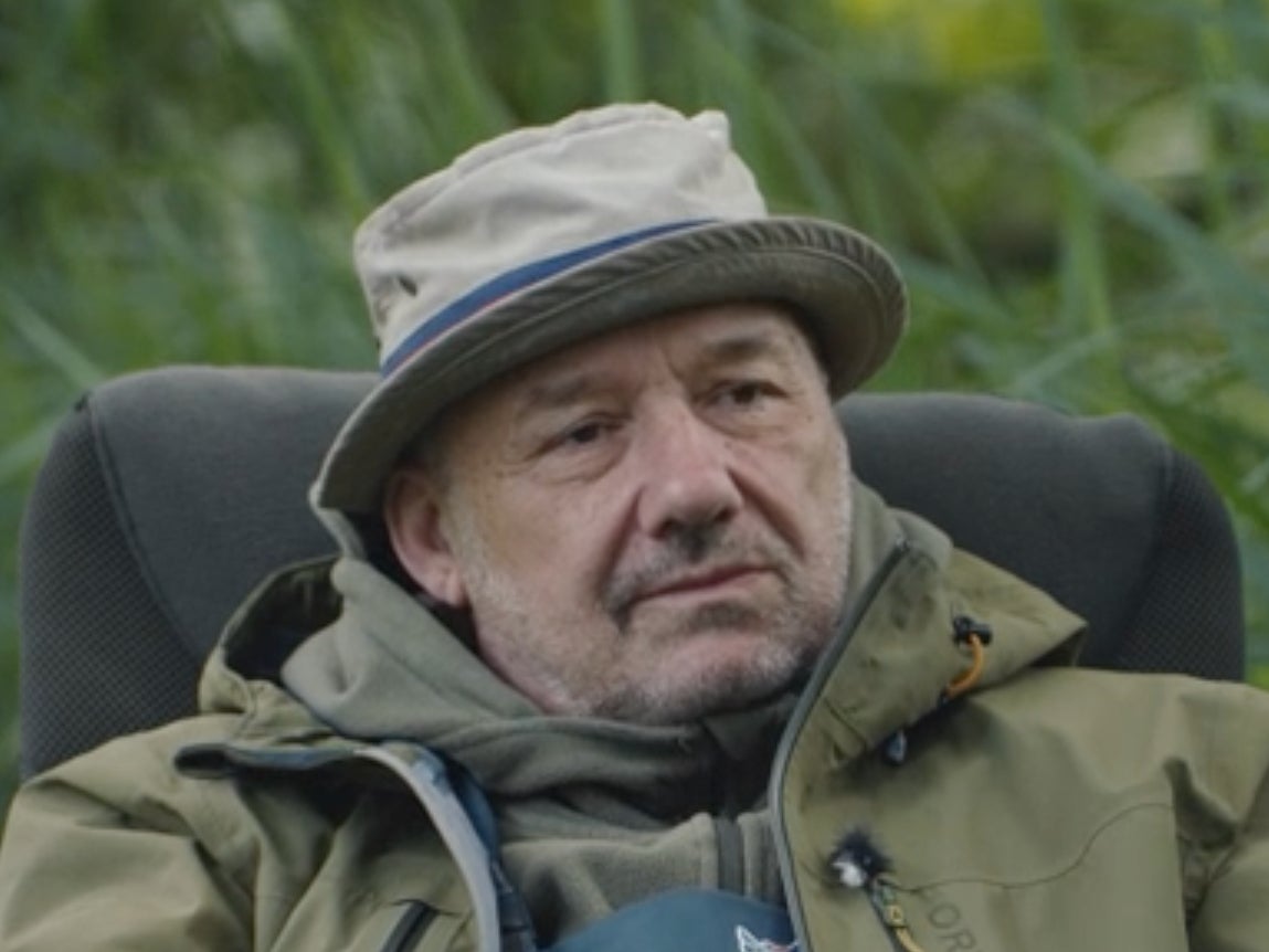 Bob Mortimer teve que usar uma cadeira de rodas no novo episódio de ‘Gone Fishing’