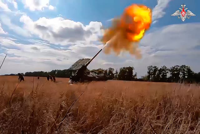 <p>Russian soldiers fire a Pion self-propelled cannon towards Ukrainian positions at an undisclosed location</p>