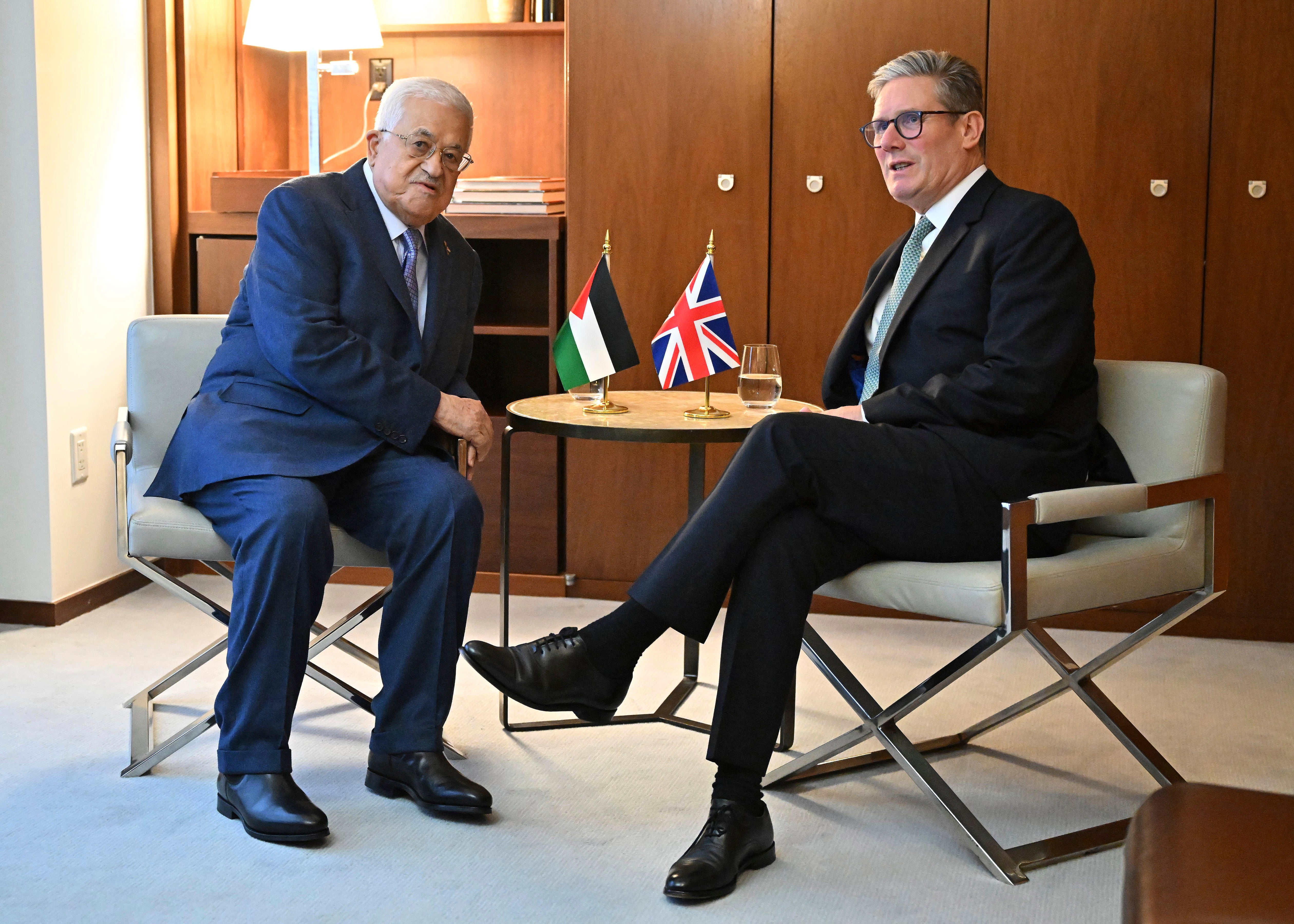 O presidente palestino, Mahmoud Abbas, à esquerda, encontra-se com o primeiro-ministro britânico, Keir Starmer, durante uma reunião bilateral na 79ª Assembleia Geral das Nações Unidas, na sede das Nações Unidas