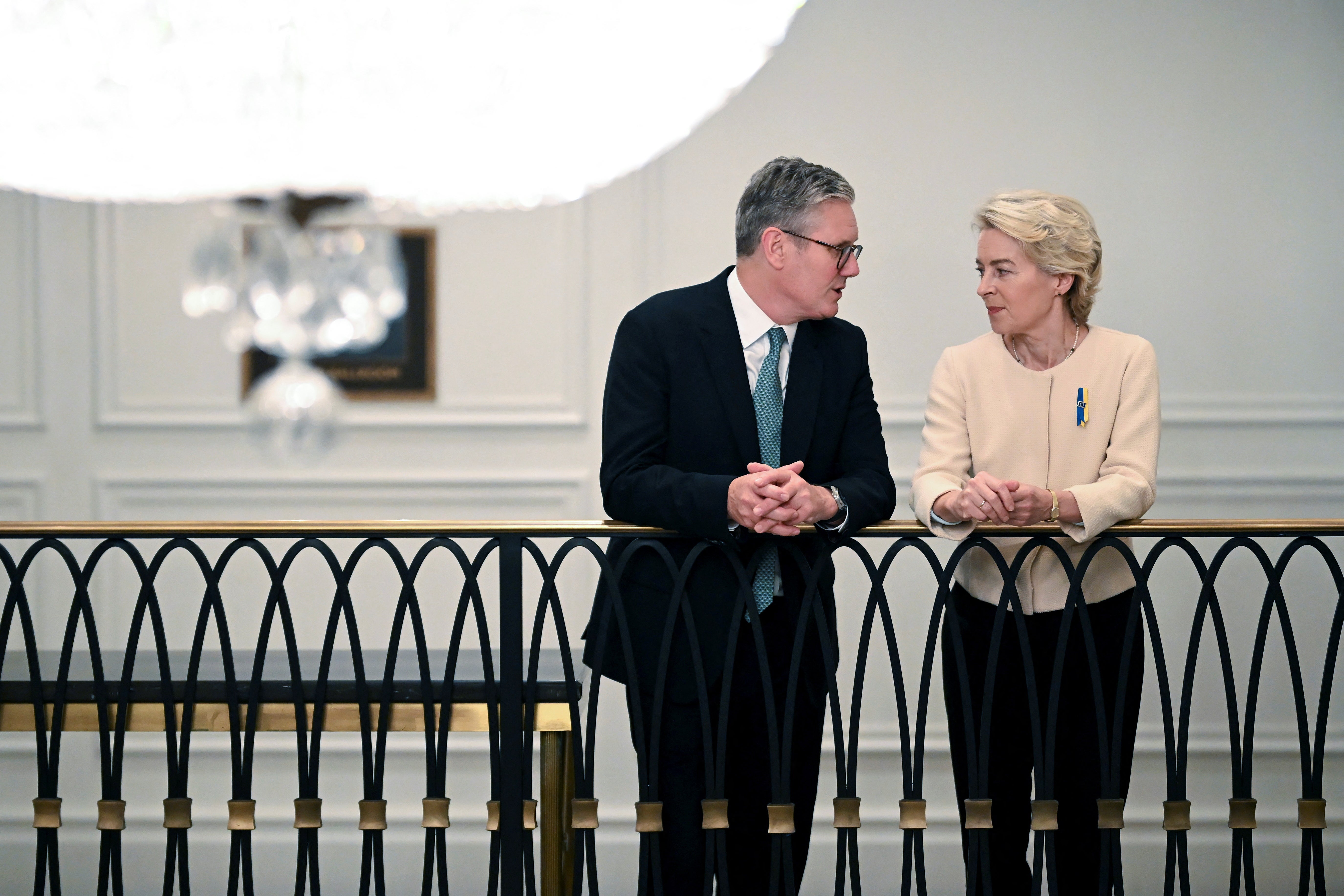 Presiden Komisi Eropa Ursula von der Leyen berbicara dengan Keir Starmer selama Sidang Umum Perserikatan Bangsa-Bangsa ke-79 di Perserikatan Bangsa-Bangsa