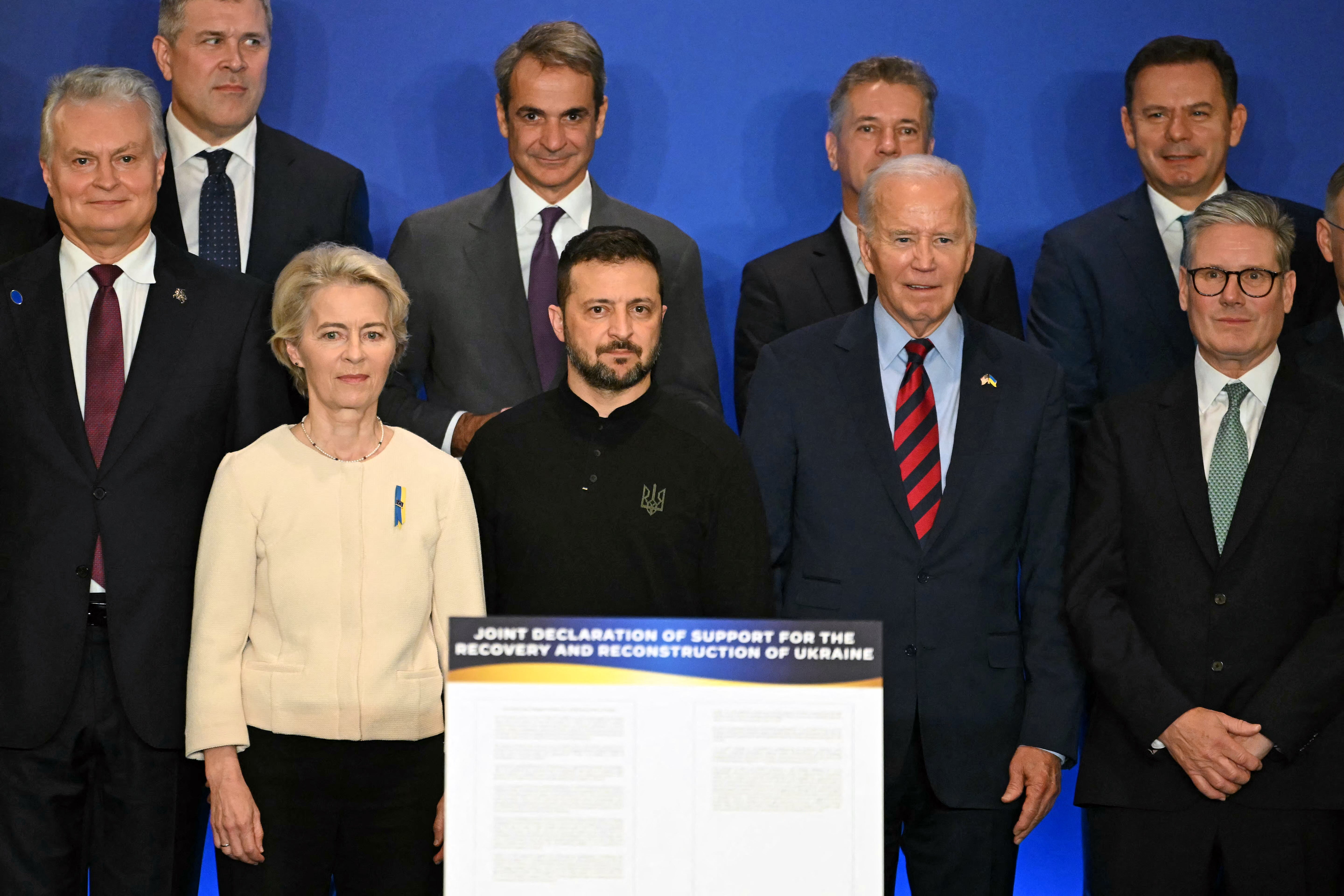 Presiden AS Joe Biden berpose bersama Presiden Komisi Eropa Ursula von der Leyen, Presiden Ukraina Volodymyr Zelensky, dan Perdana Menteri Inggris Keir Starmer selama acara bersama para pemimpin dunia di Majelis Umum PBB di New York