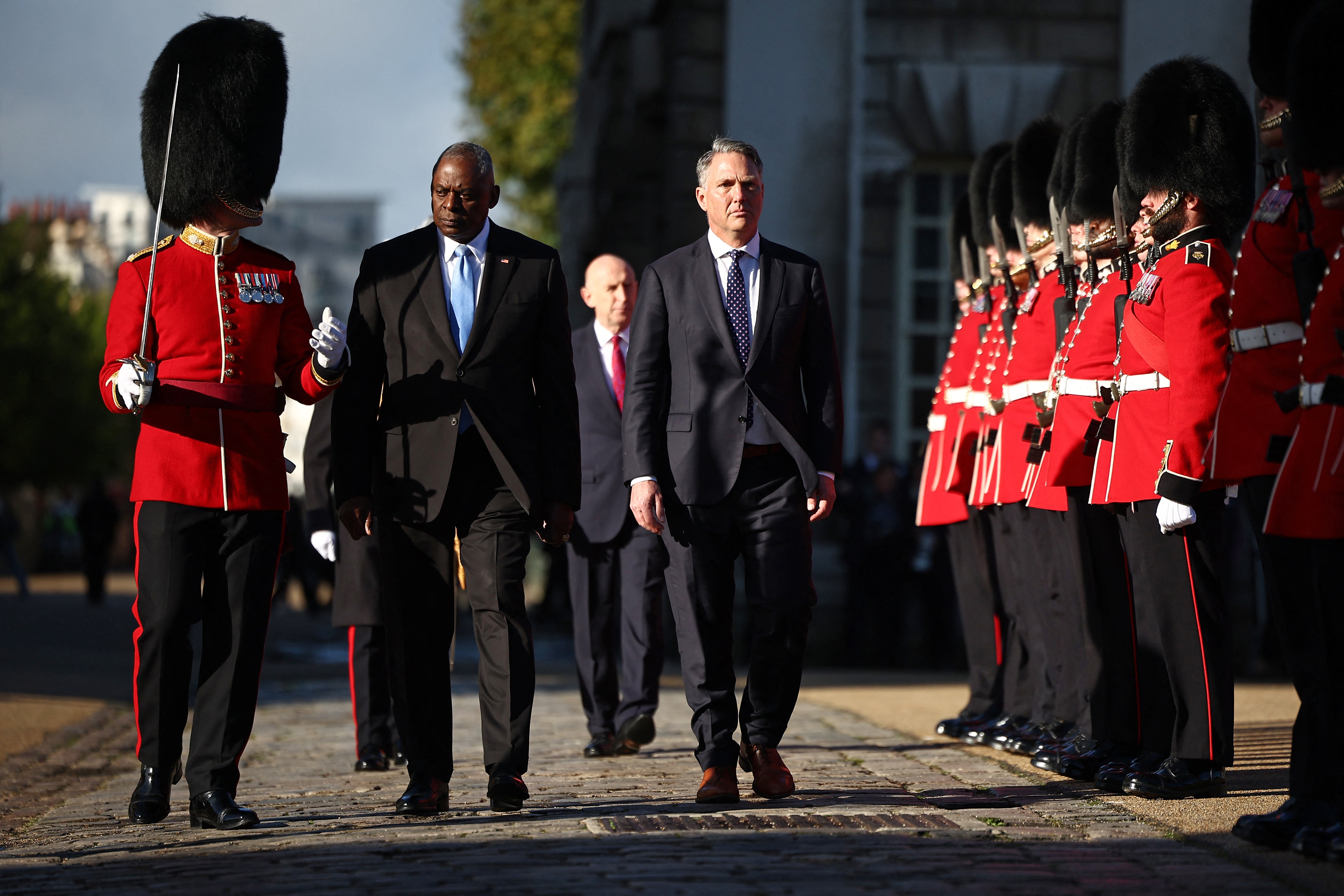 Anggota Grenadier Guards membentuk barisan kehormatan untuk menteri pertahanan AS Lloyd Austin, John Healey dan menteri pertahanan Australia Richard Marles