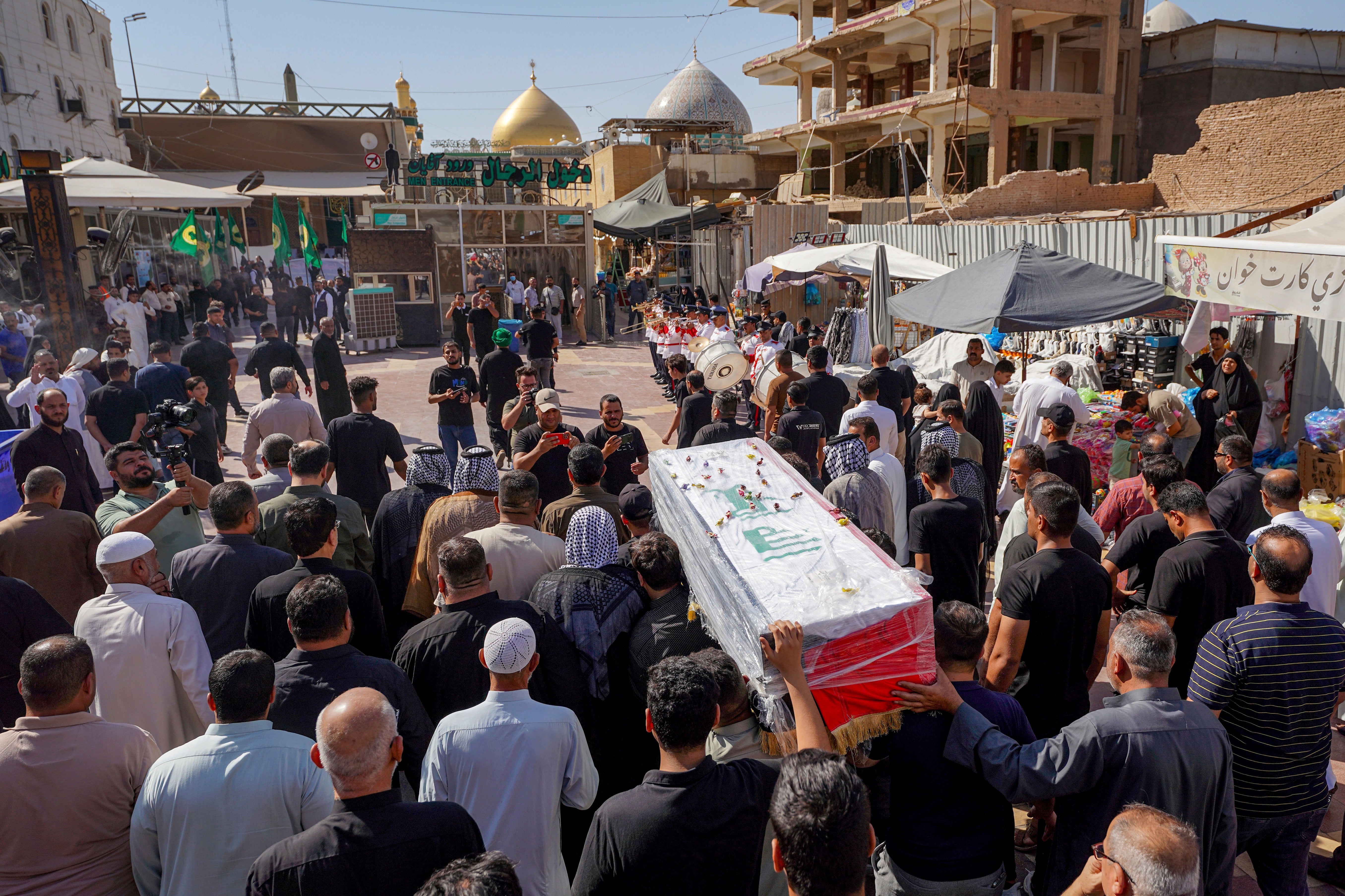 The coffin of Iraqi Zulfikar Dergham Musa Al-Jabouri is carried by relatives