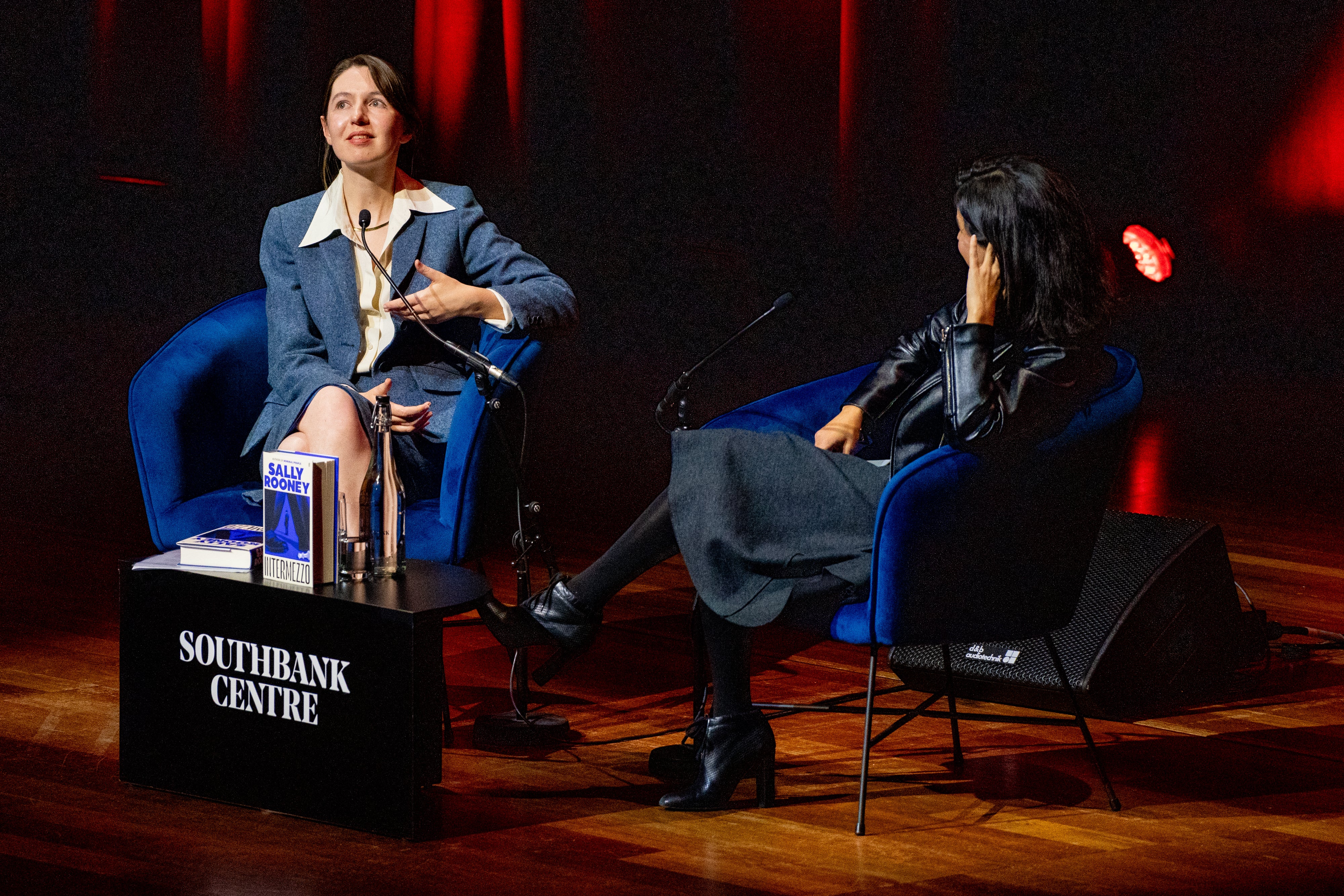 Sally Rooney discute seu novo livro Intermezzo em conversa com Merve Emre no Queen Elizabeth Hall do Southbank Centre na quarta-feira, 25 de setembro de 2024. Foto de Pete Woodhead para Southbank Centre.