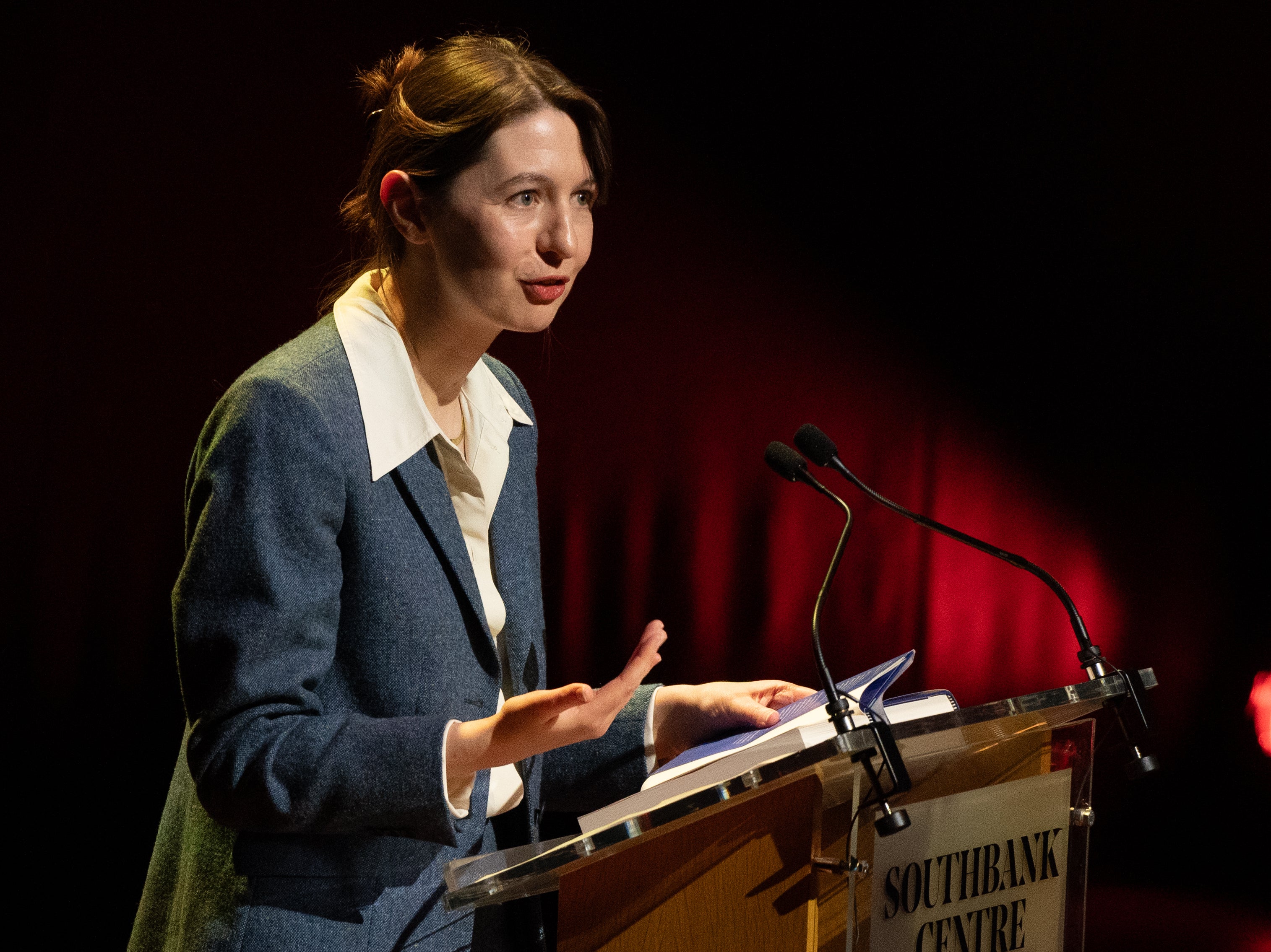 Sally Rooney discute seu novo livro Intermezzo em conversa com Merve Emre no Queen Elizabeth Hall do Southbank Centre na quarta-feira, 25 de setembro de 2024. Foto de Pete Woodhead para Southbank Centre.