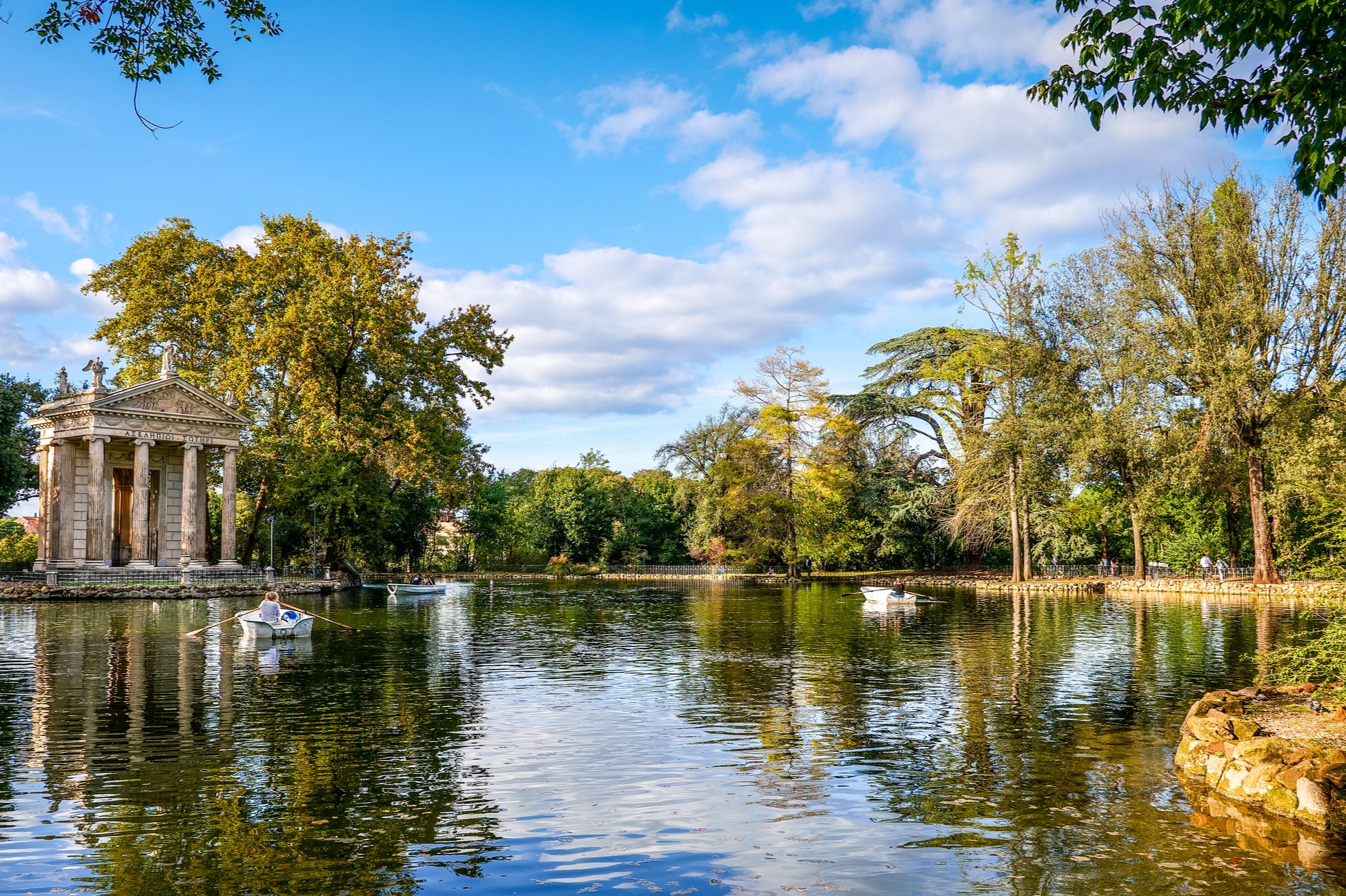 Aproveite o tempo para relaxar em um dos maiores jardins paisagísticos de Roma, Villa Borghese