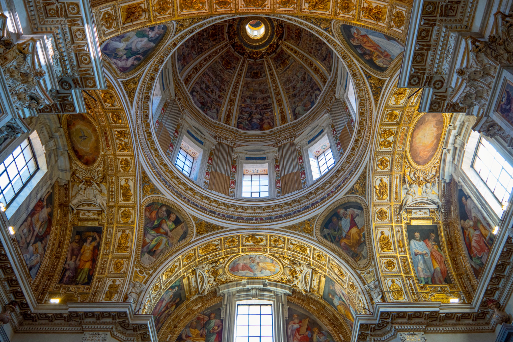 Obras de arte mundialmente famosas enchem a Capela Sistina, do chão ao teto