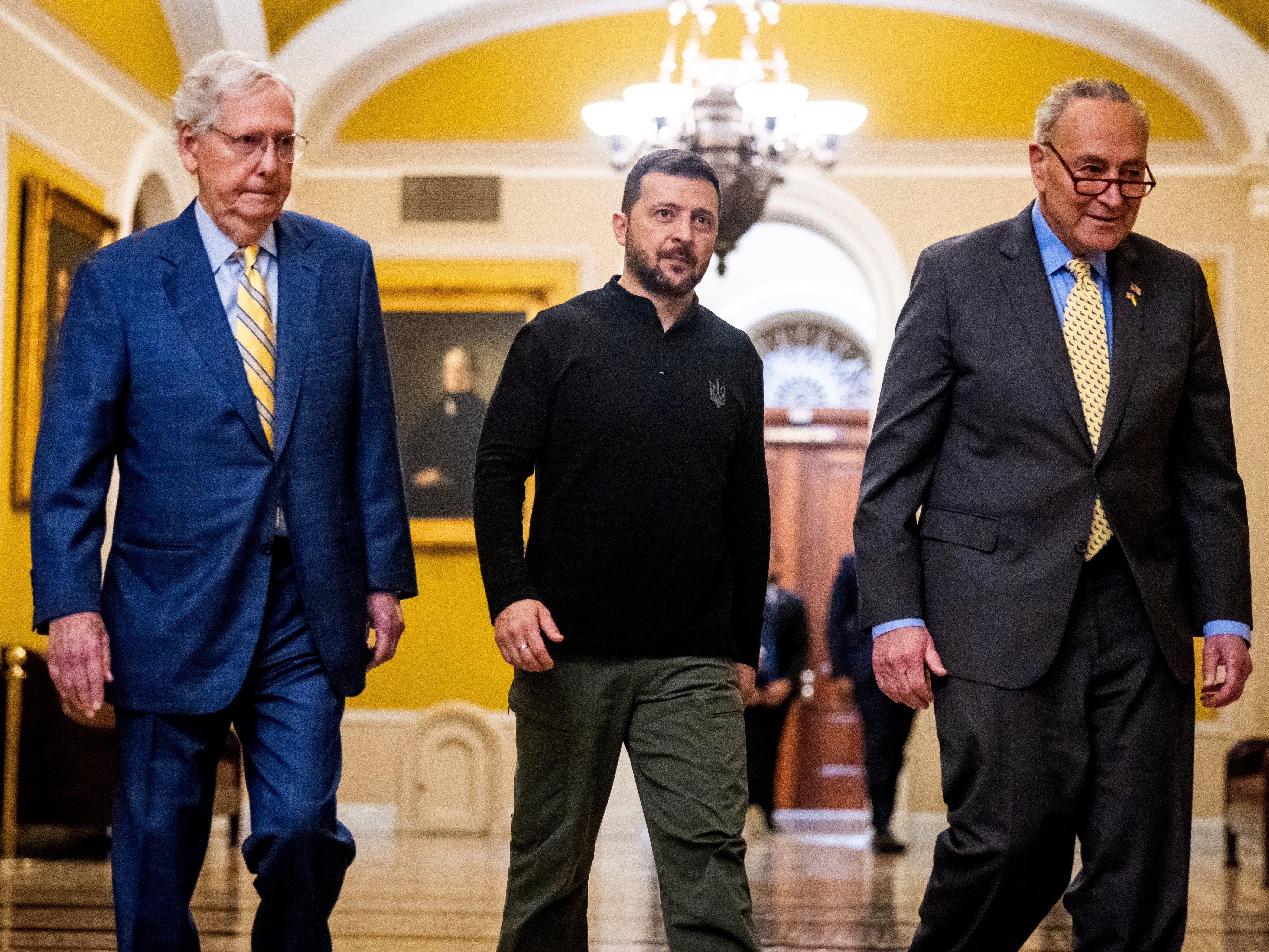 Republican Senate Minority Leader Mitch McConnell (left), Volodymyr Zelensky and Democratic Senate Majority Leader Chuck Schumer (right)