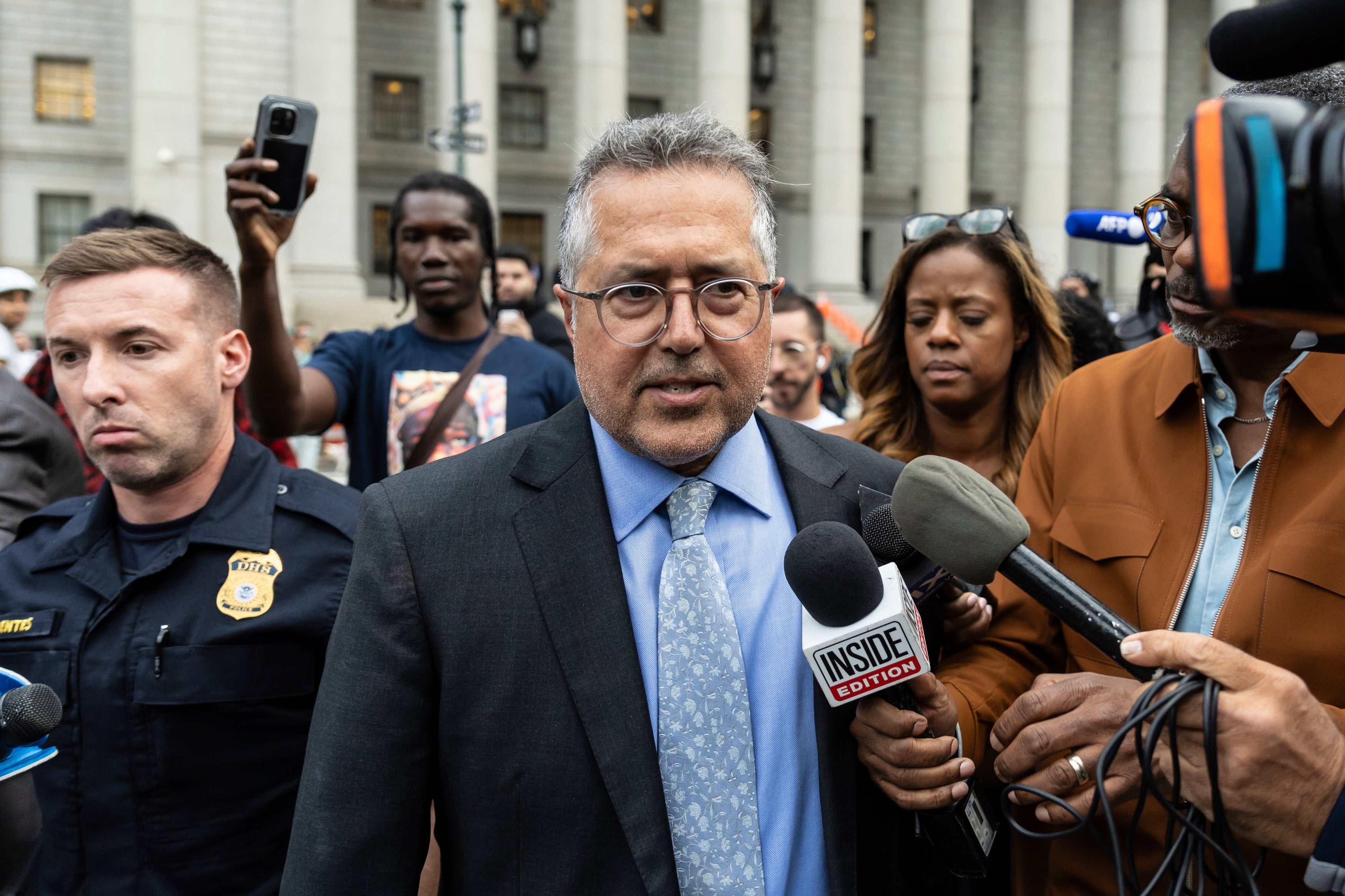 O advogado Marc Agnifilo fala à mídia fora do tribunal federal após a audiência de Diddy em 18 de setembro de 2024, em Nova York