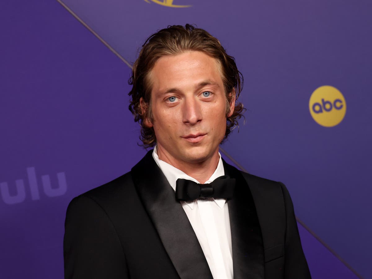 Jeremy Allen White seen kissing The Bear co-star weeks after last with Rosalia