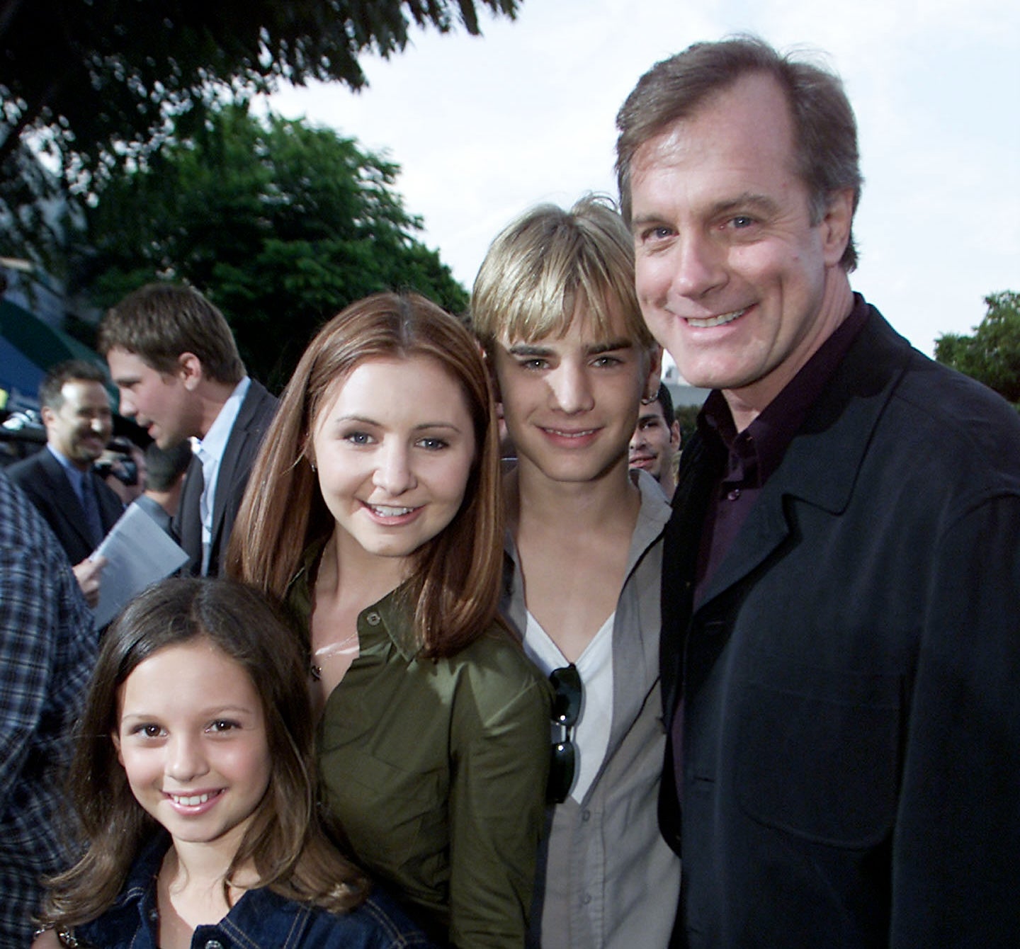 (LR) Mackenzie Rosman, Beverley Mitchell, David Gallagher e Stephen Collins em 2001