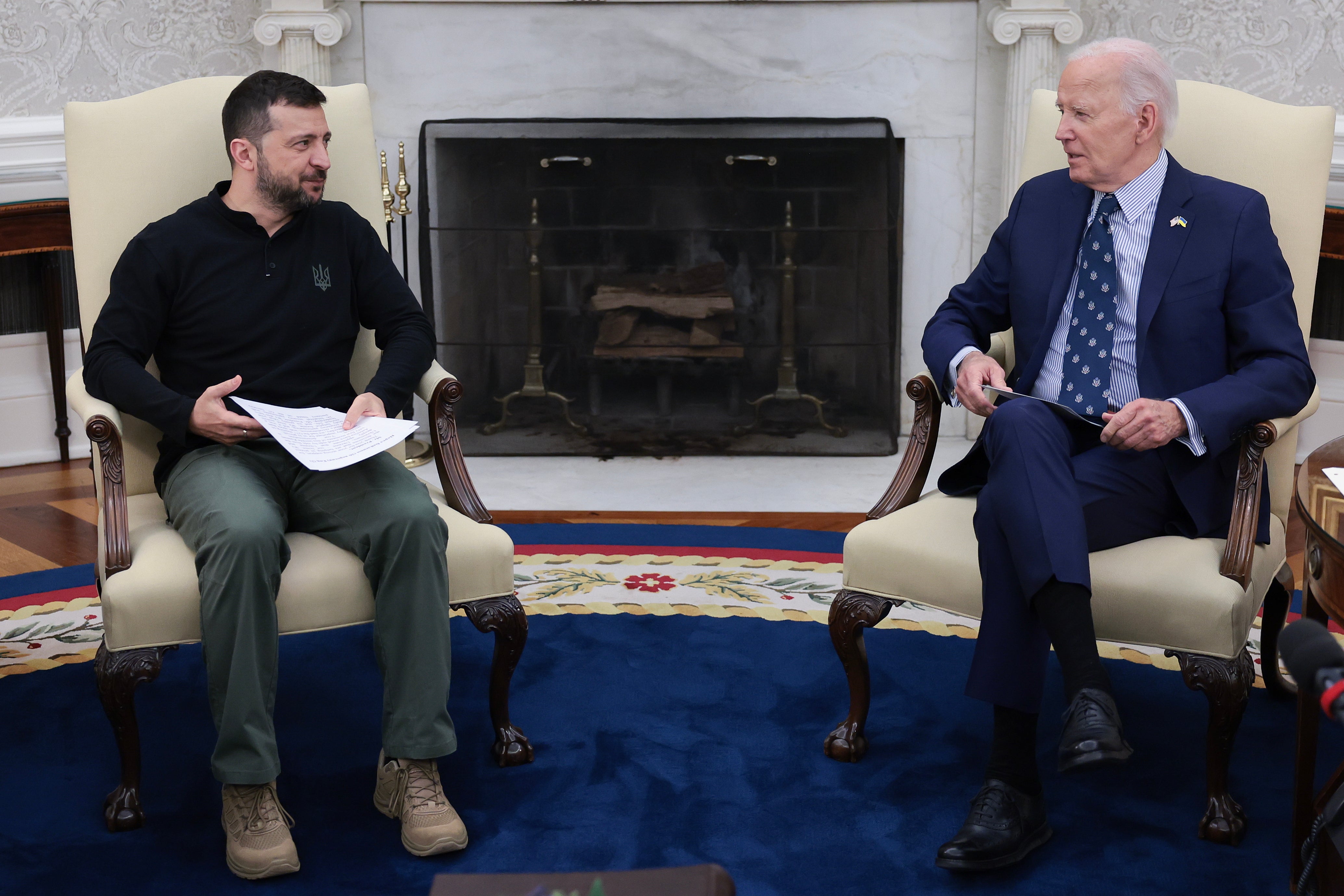 O presidente Joe Biden e o presidente ucraniano Volodymyr Zelenskyy falam na Casa Branca na quinta-feira.